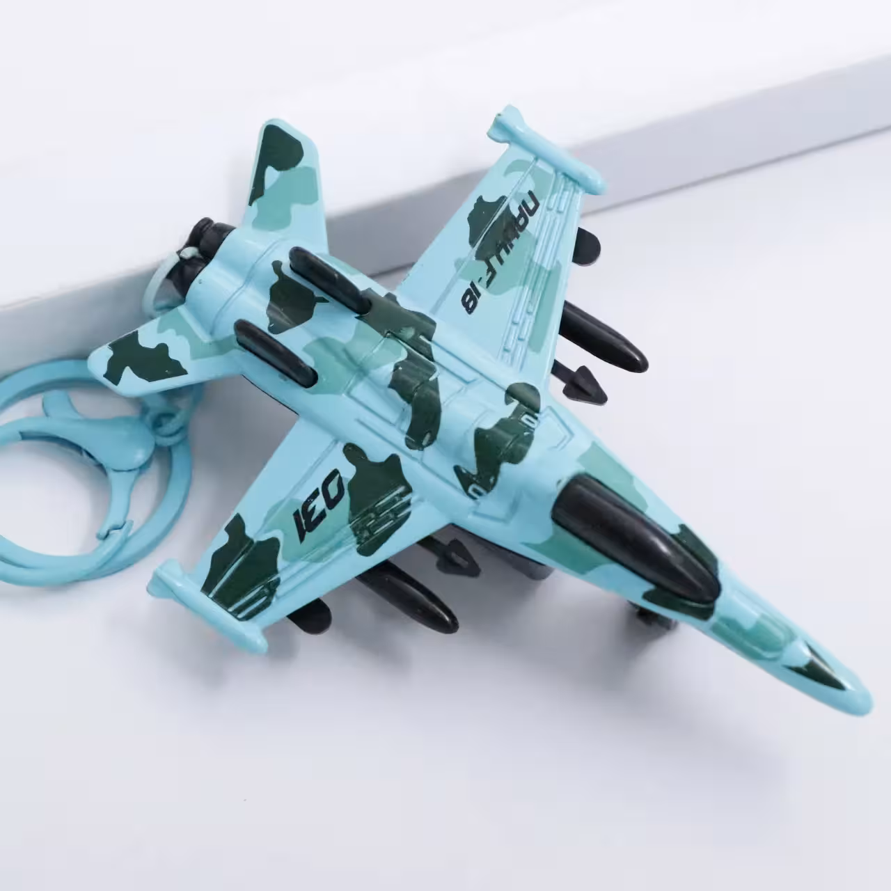 سرکلیدی و آویز هواپیما جنگنده F168 سبز