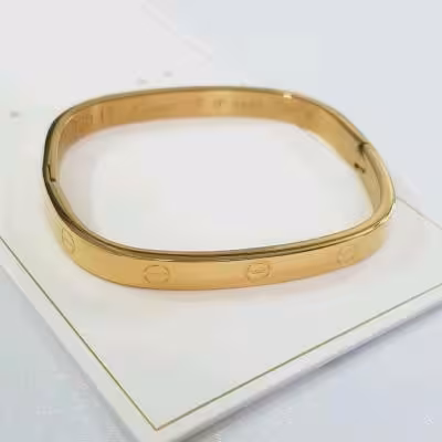 دستبند بنگل استیل طلایی قفلی برند Cartier اورجینال ، حک شده داخل بنگل