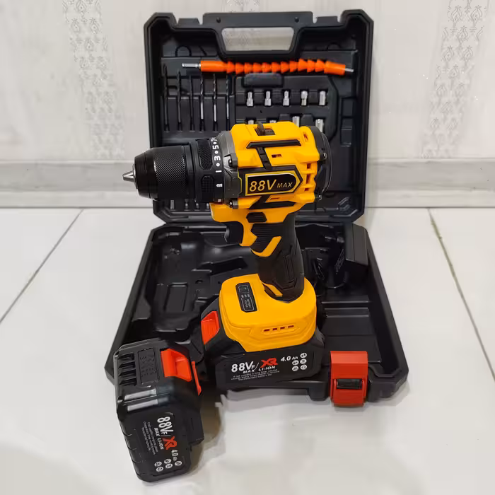 دریل شارژی چکشی 88 ولت دیوالت دوباتری سه نظام فلزی دارای تراز پیچگوشتی شارژی 88 ولت دیوالت با کیف و لوازم جانبی کامل