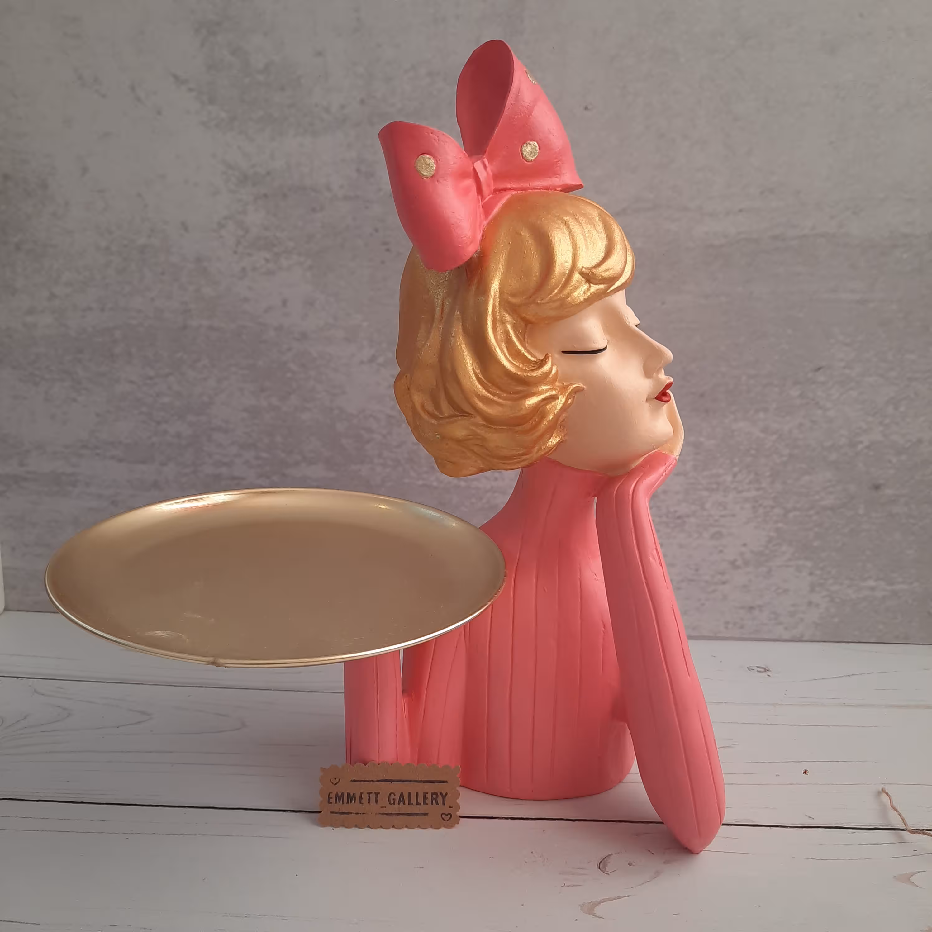 مجسمه دختر میزبان سینی دار