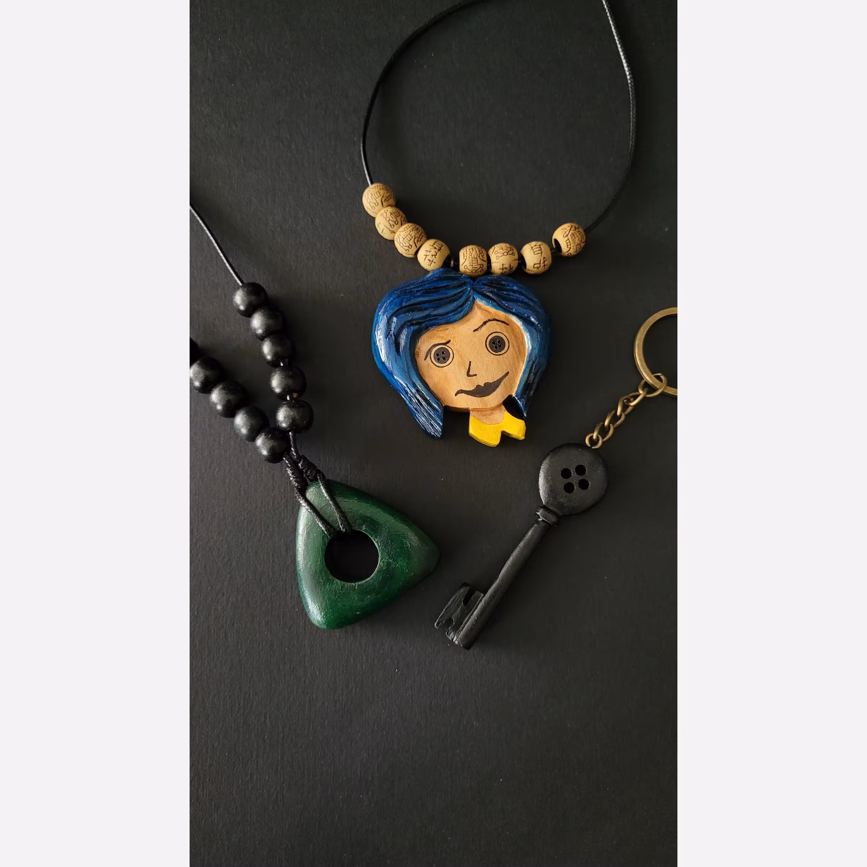 ست گردنبند و کلید و سنگ سوراخ در میان کورالین دستساز چوبی