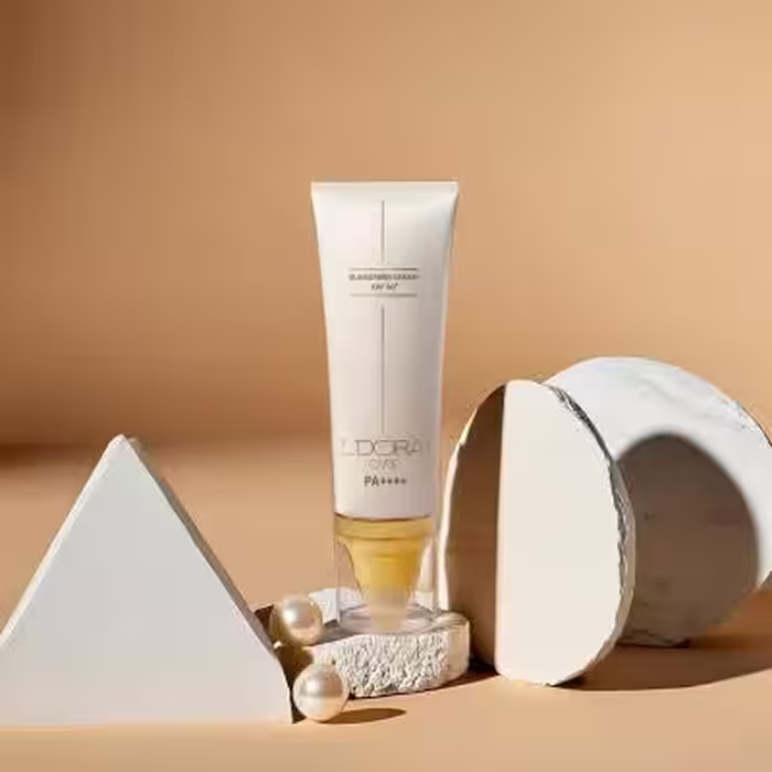 کرم ضد آفتاب  SPF50 بی رنگ مناسب انواع پوست لدورا کر 80 میلی لیتر