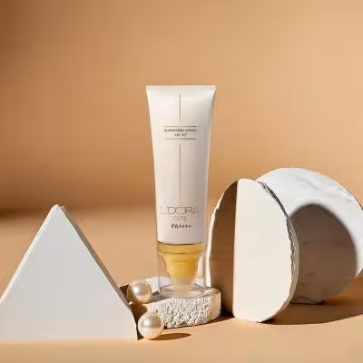 کرم ضد آفتاب  SPF50 بی رنگ مناسب انواع پوست لدورا کر 80 میلی لیتر