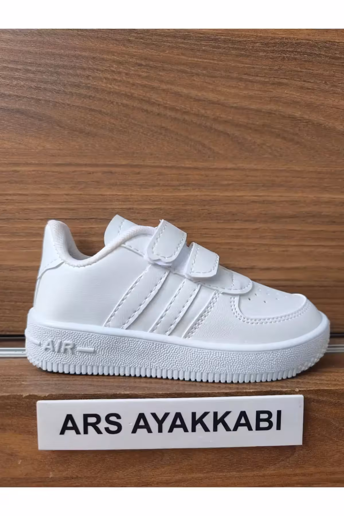 کفش بچگانه کفش ورزشی راحت و سبک بچگانه (پسرانه و دخترانه) سفید با نوار چسبی و دو نوار. – 3591