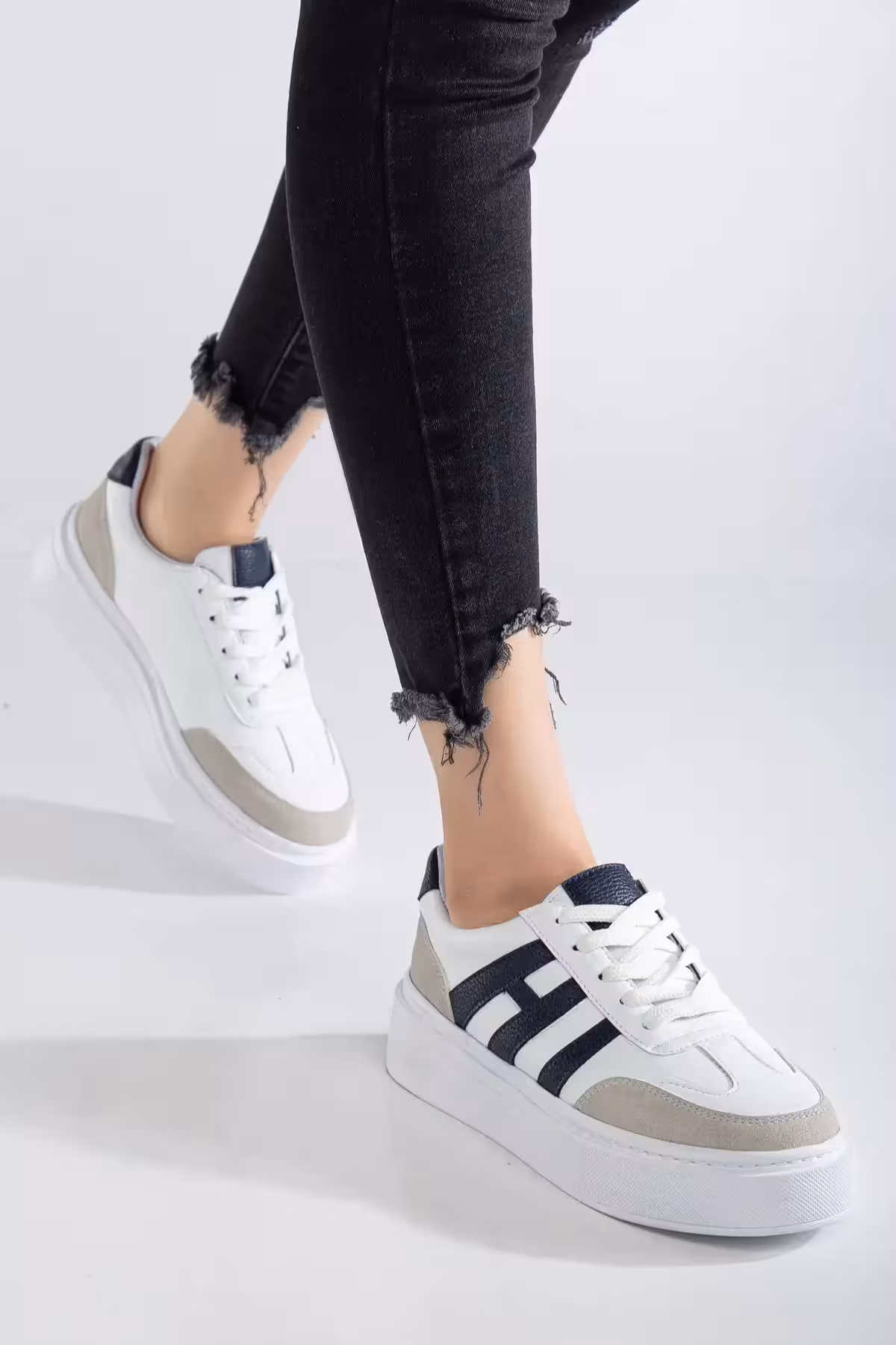 کفش زنانه  ورزشی  سفيد با ضمانت روزمره، با طراحی سبک و اورتودنیک، با زیره پلی (پلی‌اورتان) نرم و دوخت شده. – 4044