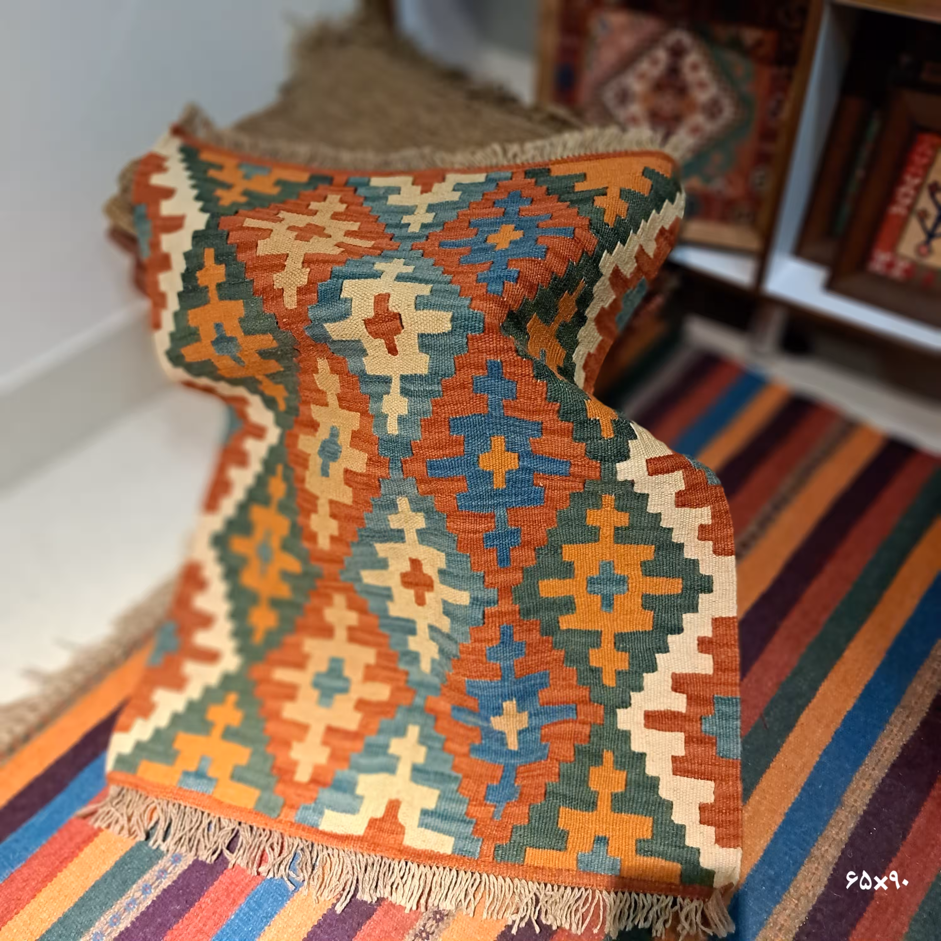 گلیم دستبافت پشمی با ابعاد حدودی 65 در 90 و رنگ ثابت کد 4