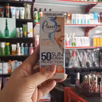 کرم ضد آفتاب بدون رنگ  پیکسل باspf50-مناسب پوست های خشک تا نرمال و حساس-حجم 50 میل