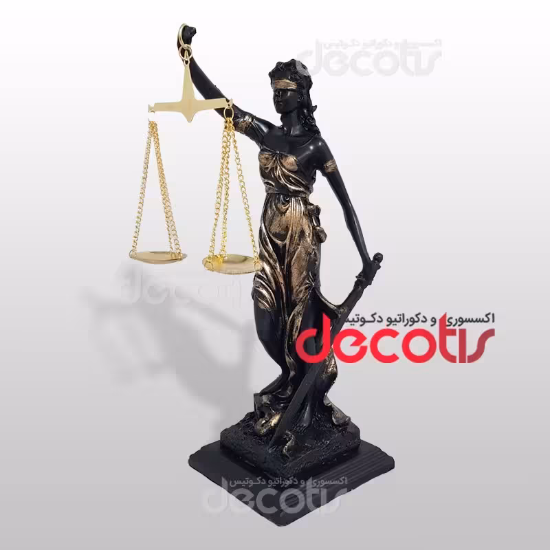 مجسمه فرشته عدالت با ترازوی فلزی