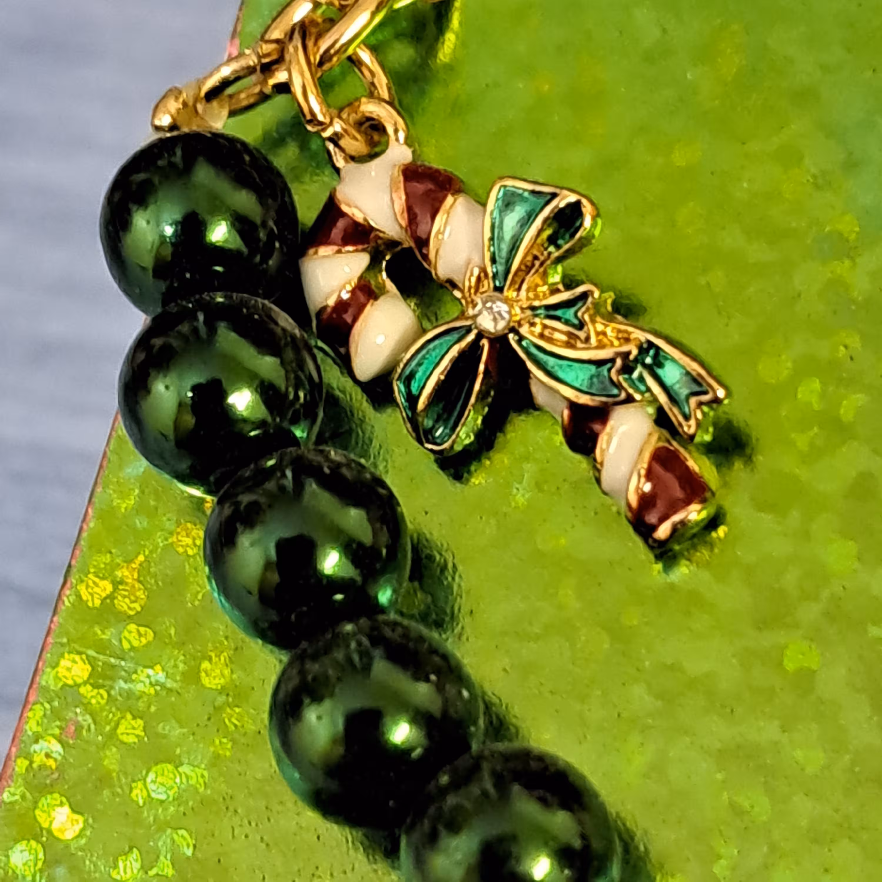 دستبند کشی سبز بسیار زیبا.آبنبات کریسمس...روزانه بدلیجات 50 درصد تخفیف رو استوری میکنیم. مارو دنبال کنید.