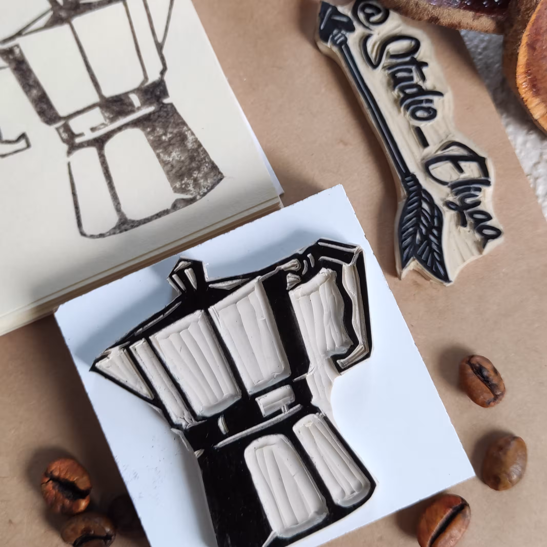 مهر  دستساز لینو طرح موکاپات(قهوه جوش)فیلم  آخری نمونه چاپ روی پارچه رو ببیند