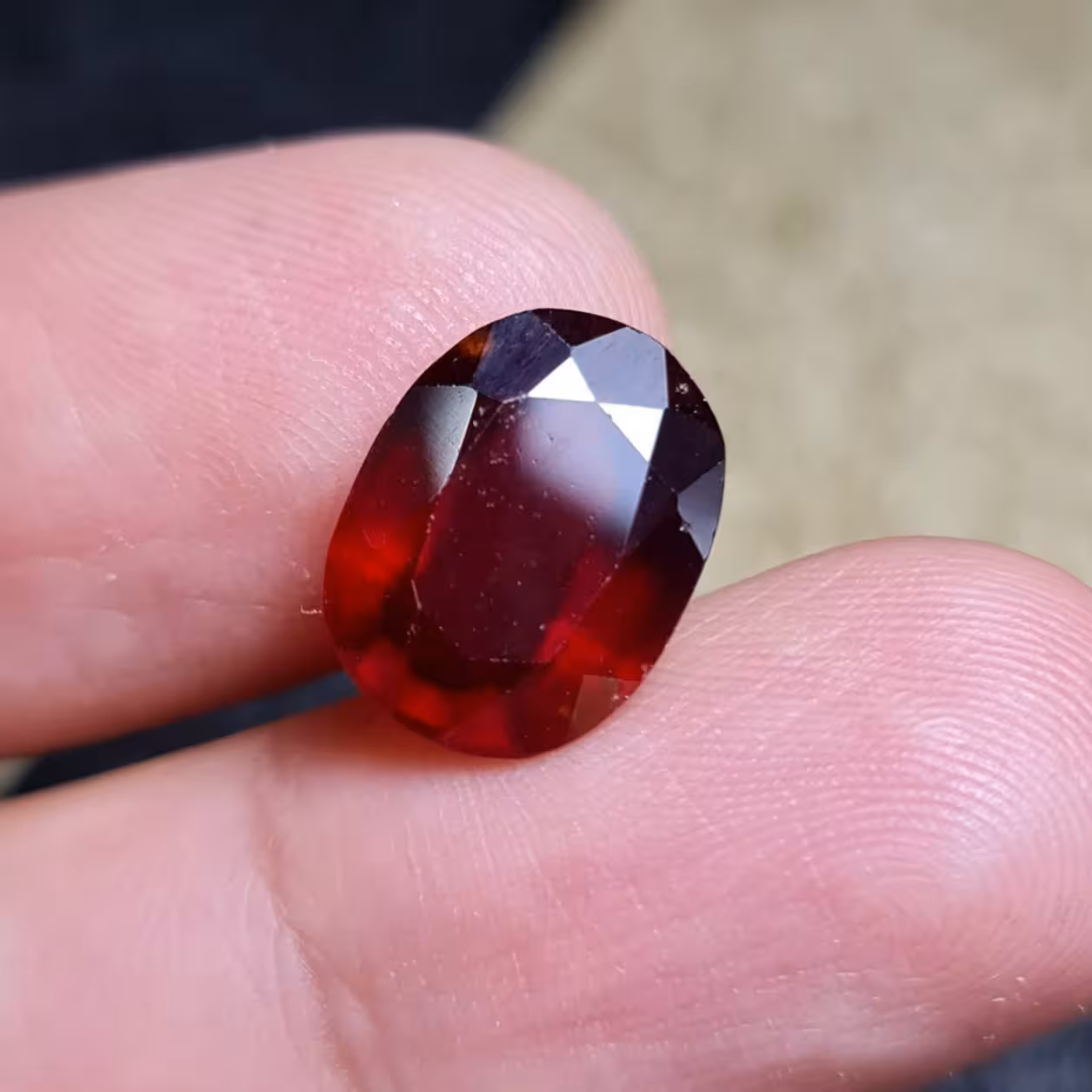 نگین زیبای سنگ طبیعی گارنت معدنی با وزن 7 قیراط 
کد  28744
