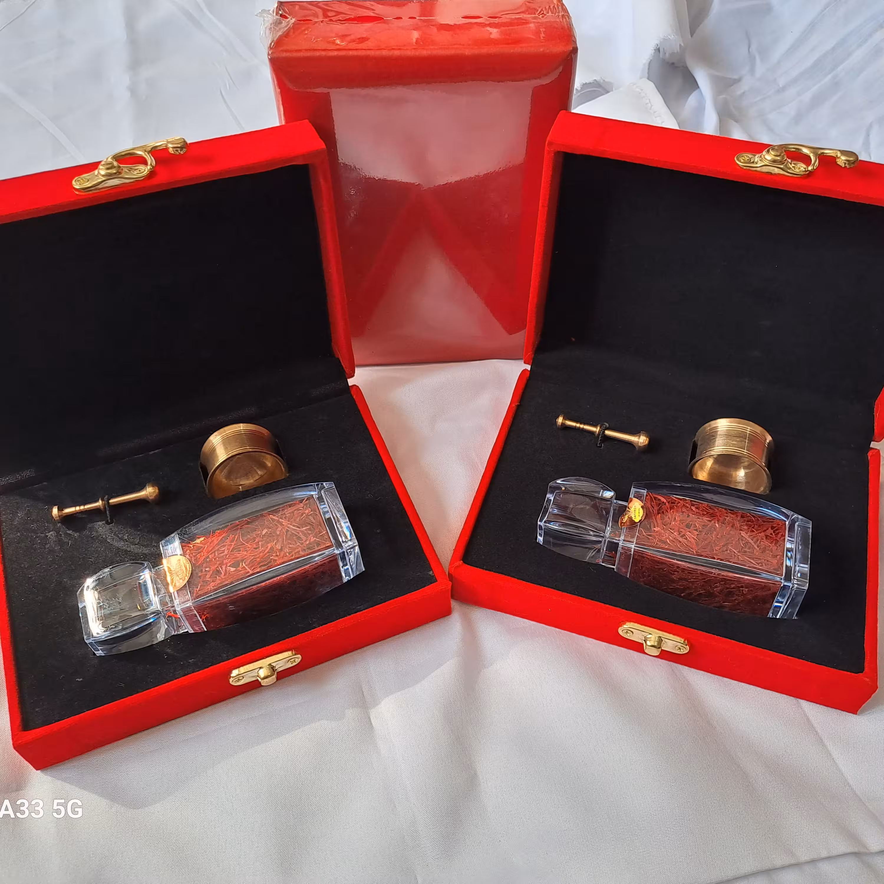 پک زعفران نگین پرسی خراسان  در وزن 3 گرم وبا بسته بندی کادویی مخمل  همراه با هاون برنجی