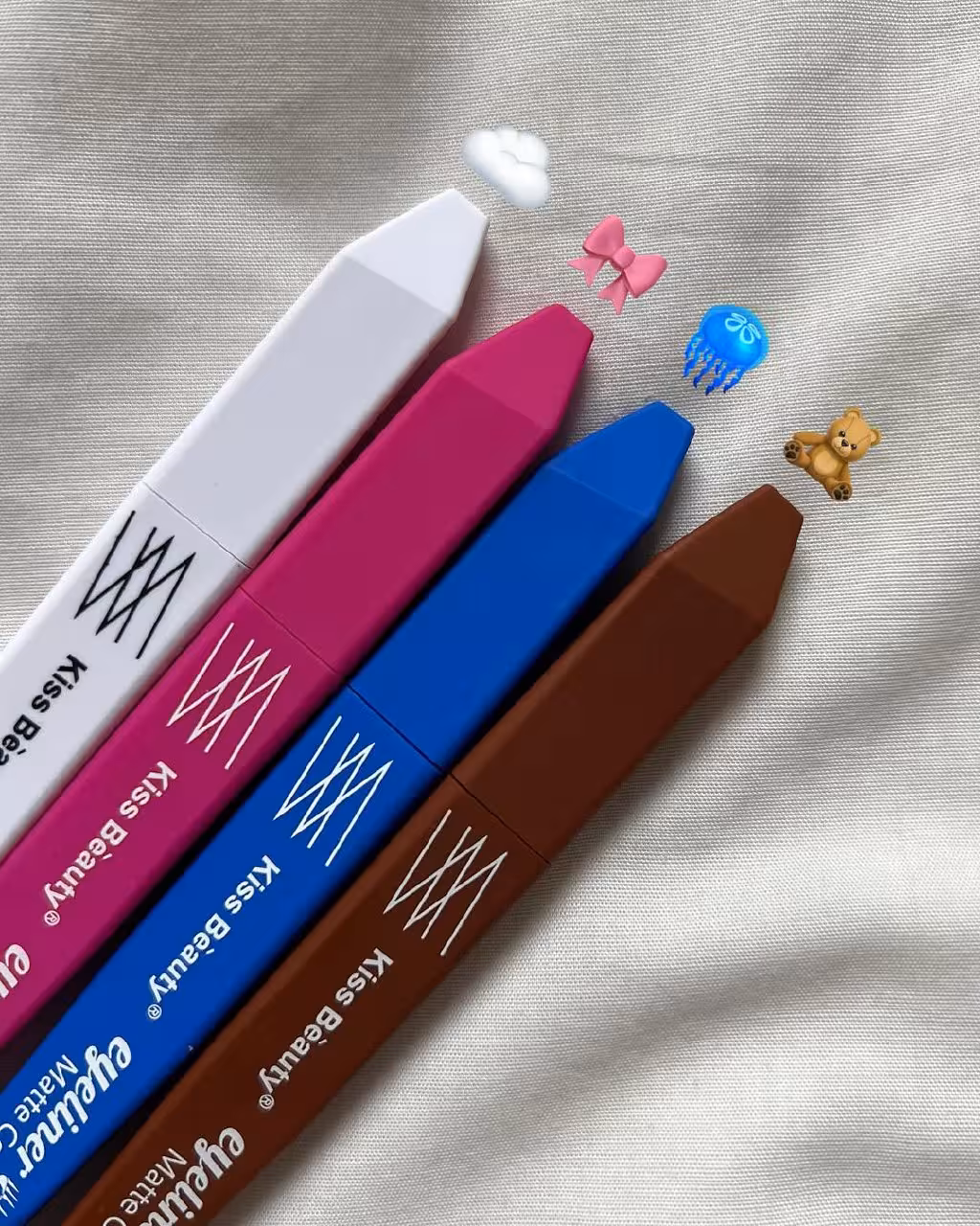 خط چشم رنگی ماژیکی کاملا نرم و روان از برند اورجینال در 4رنگ  ترند مخصوص میکاپ رنگی فانتزی