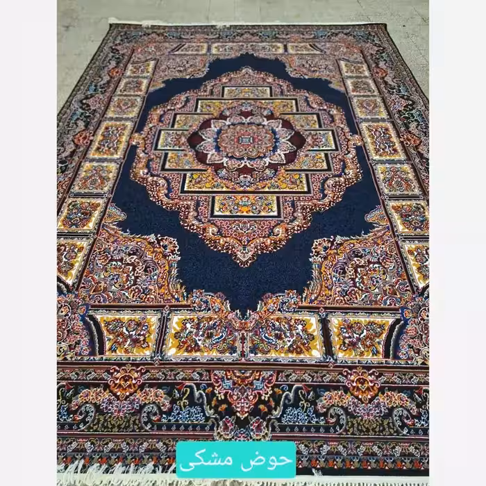فرش ارزان قیمت ماشینی کاشان 440شانه بی سی افBCFطرح حوض نقره مشکی9متری(باارسال رایگان)