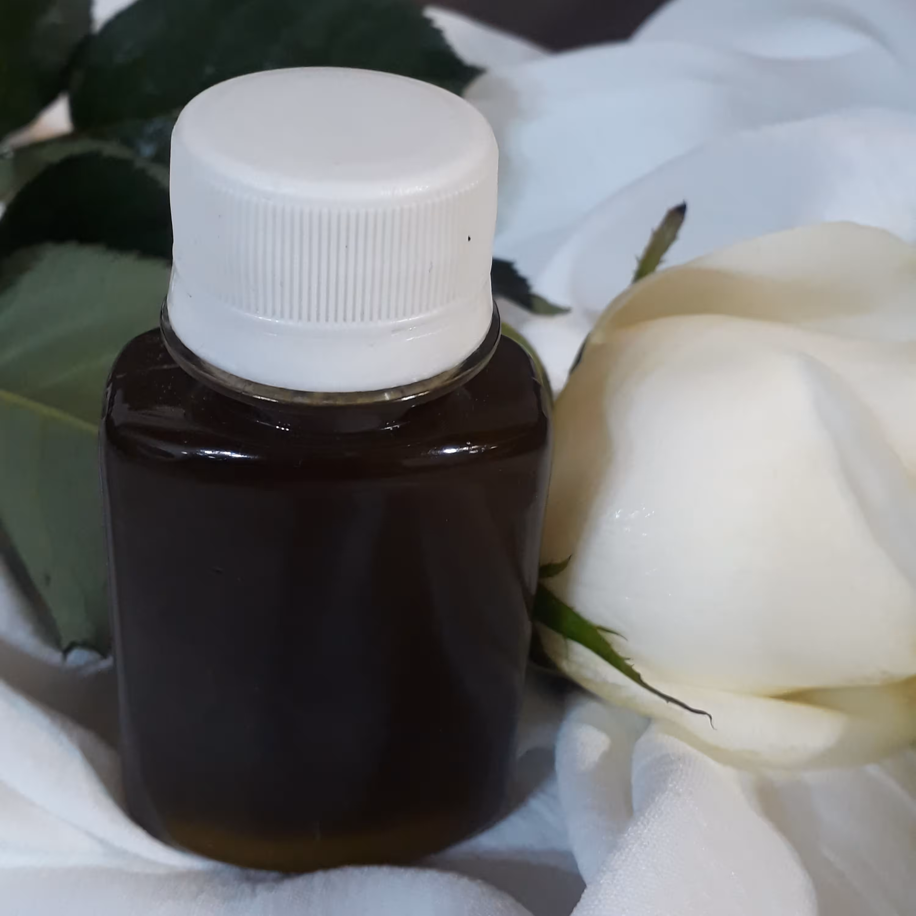 روغن سیاهدانه کاملا سنتی 60 سی سی رنگ تیره وضعیت مایع