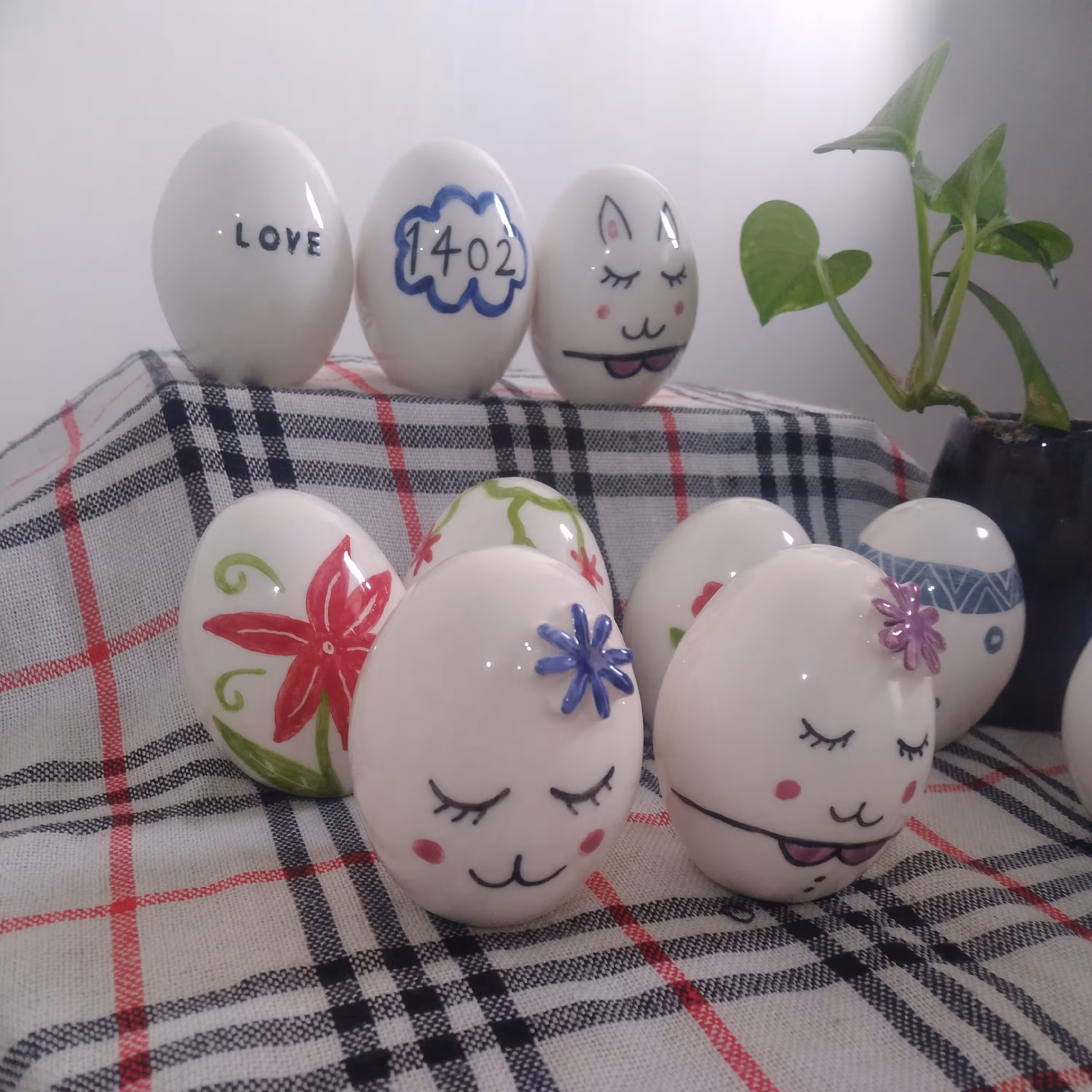 تخم‌‌  مرغ   سرامیکی   دست  ساز  برای  هفت سین   با  نوشته  وطرحی که سفارش بدید