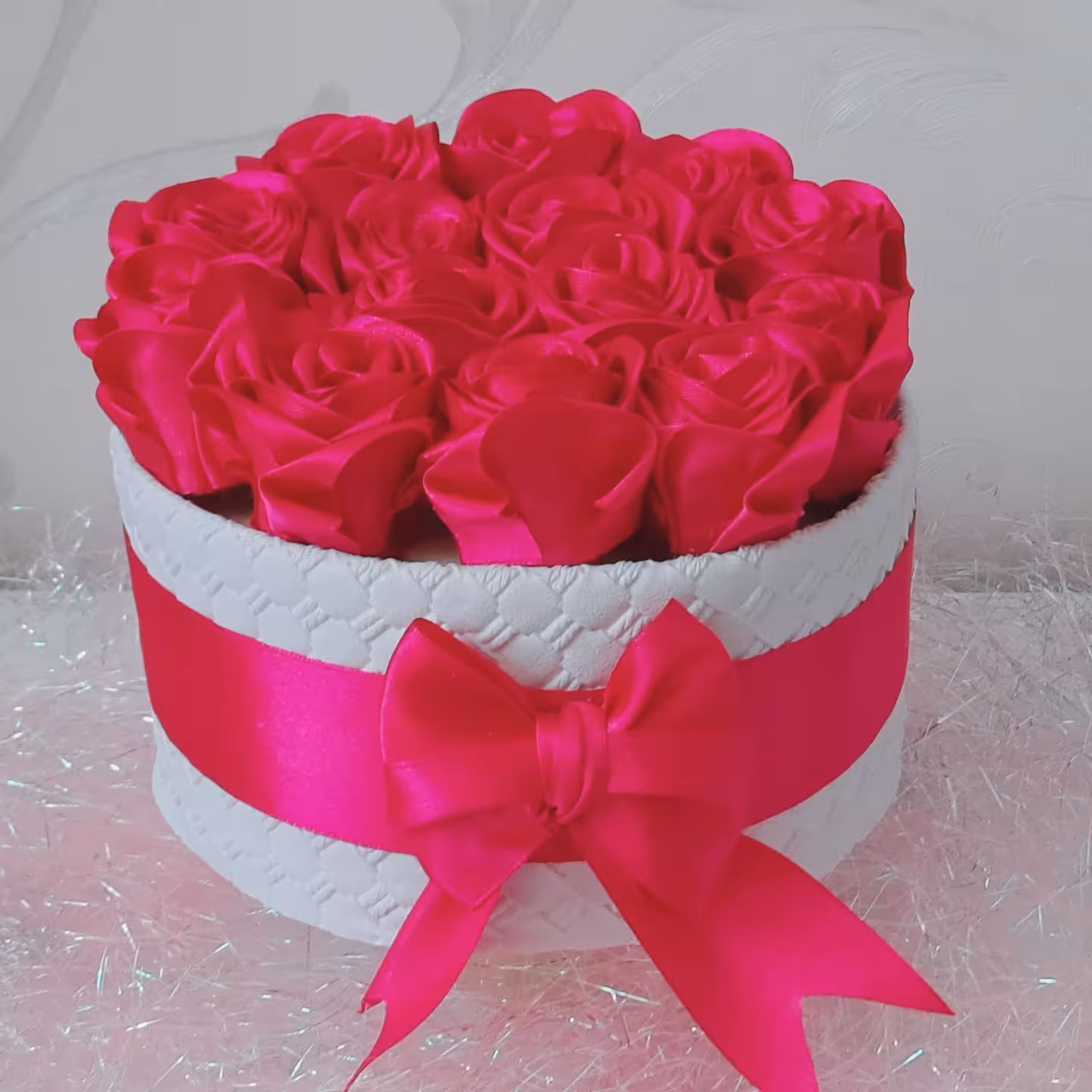 باکس گل رز روبانی سرخابی جعبه سفید