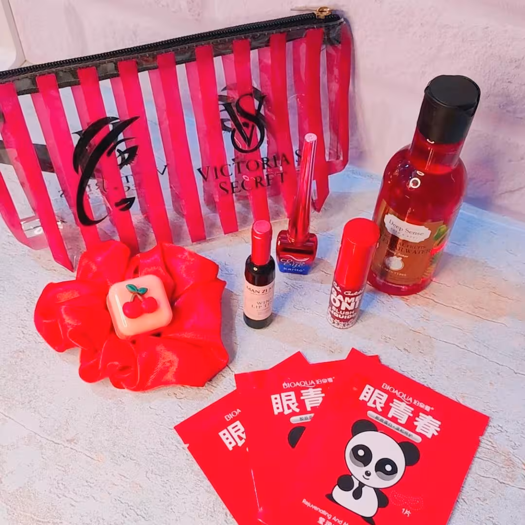 پک لوازم آرایشی همراه با هدیه