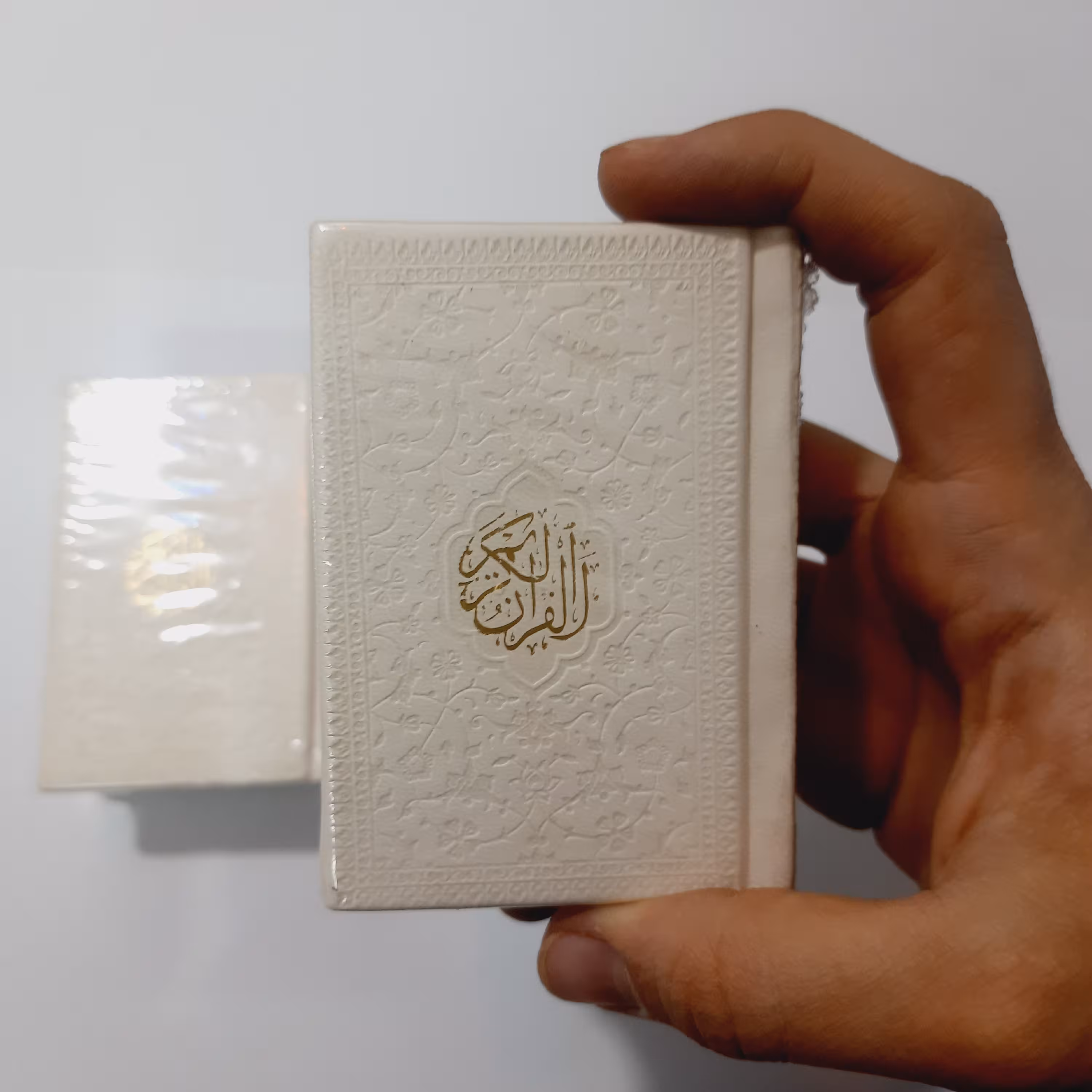 قران  جیبی جلد سفید  و بسیار زیبا برای جانماز و عروس  طلا کوب