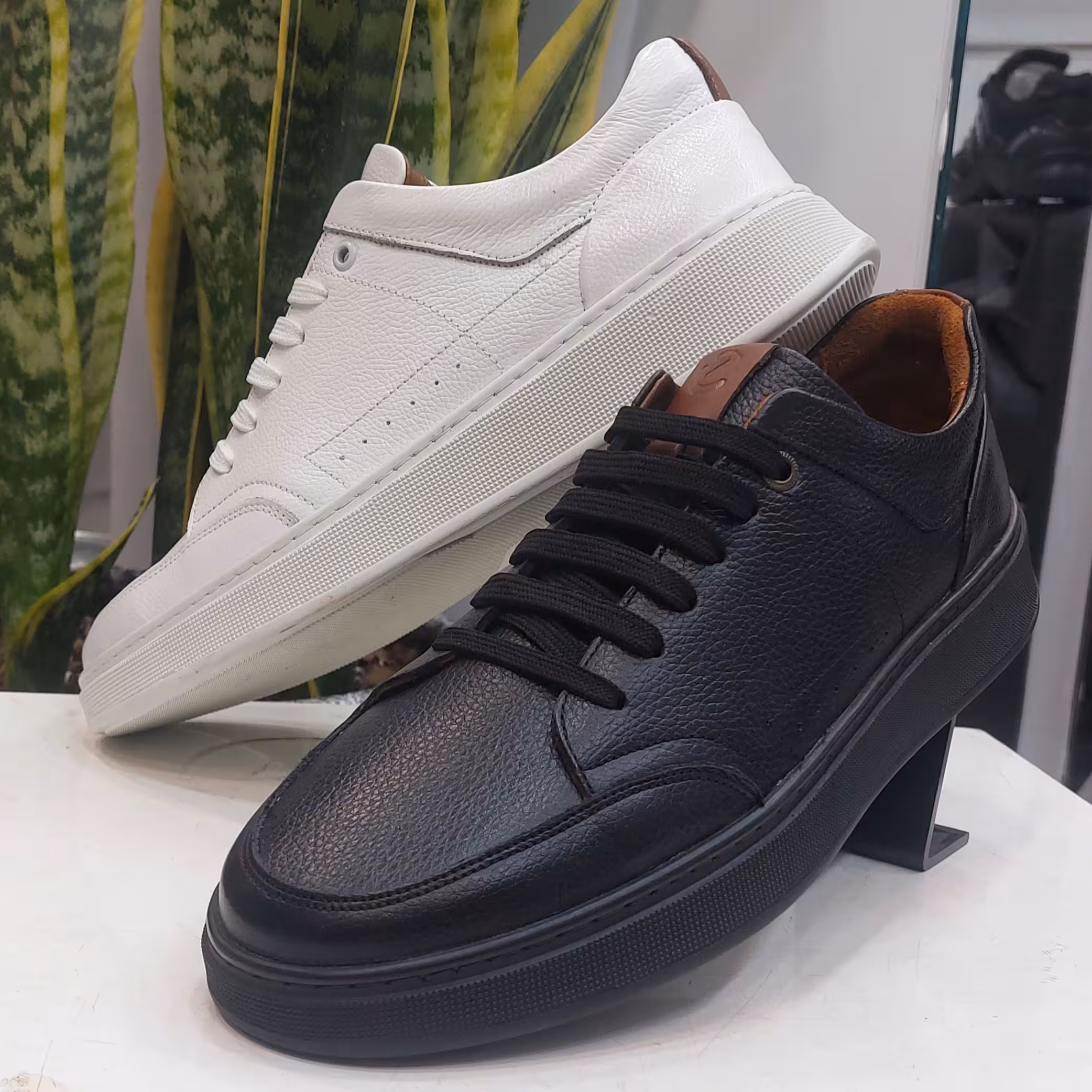 کفش تمام چرم طبیعی تبریز  اسپورت بسیار شیک و خوش استایل با قیمت استثنایی 