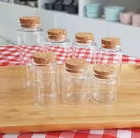 بانکه های شیشه ای در چوب پنبه ای