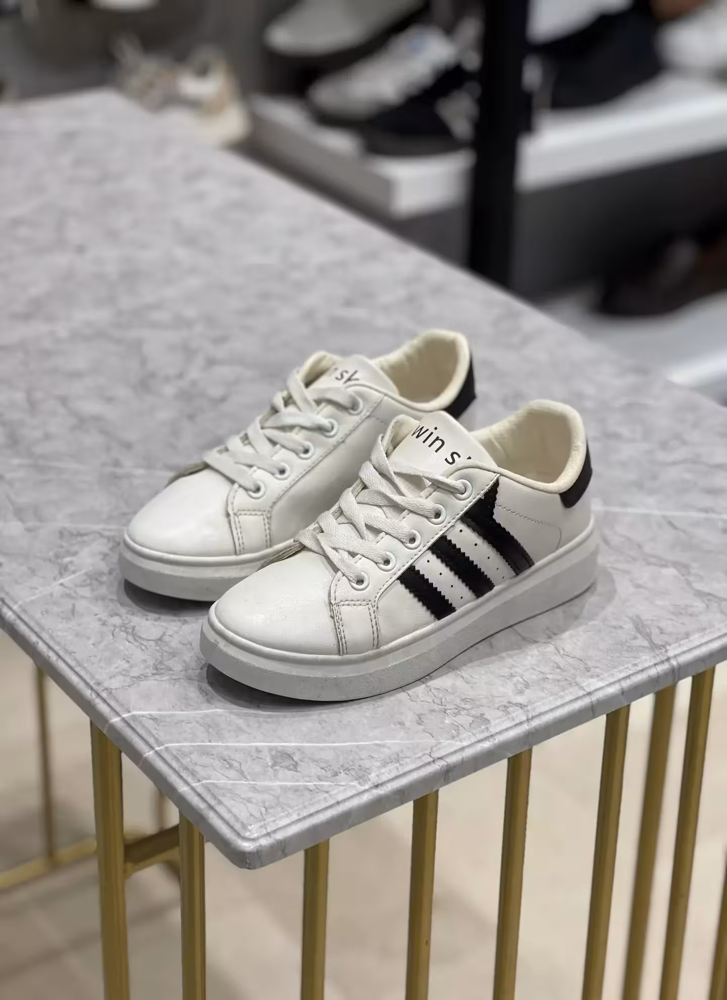 ونس آدیداس وارداتی رنگ سفید مشکی سایز 36