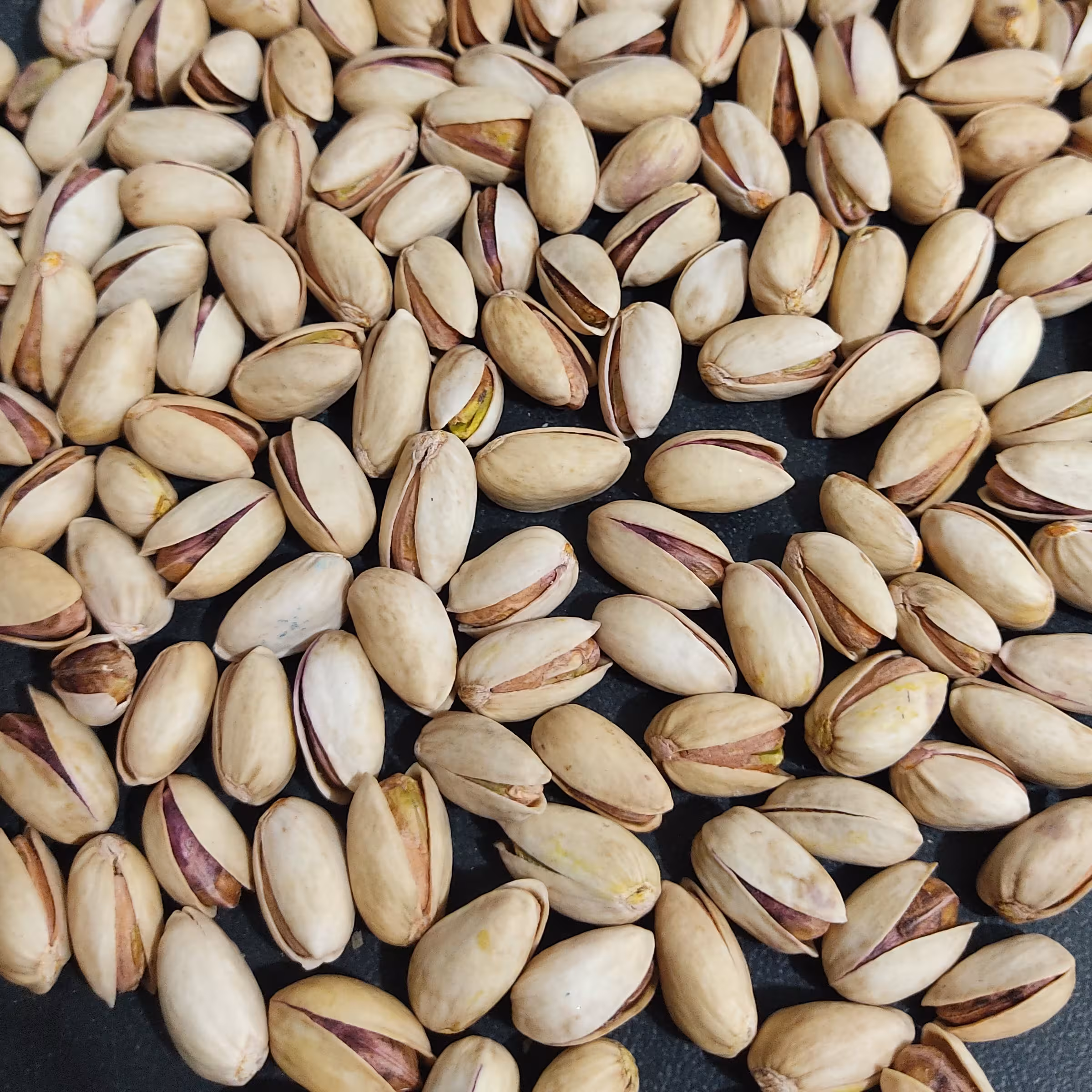 پسته بادامی خام انس30(خوش دهن و خوش طعم)