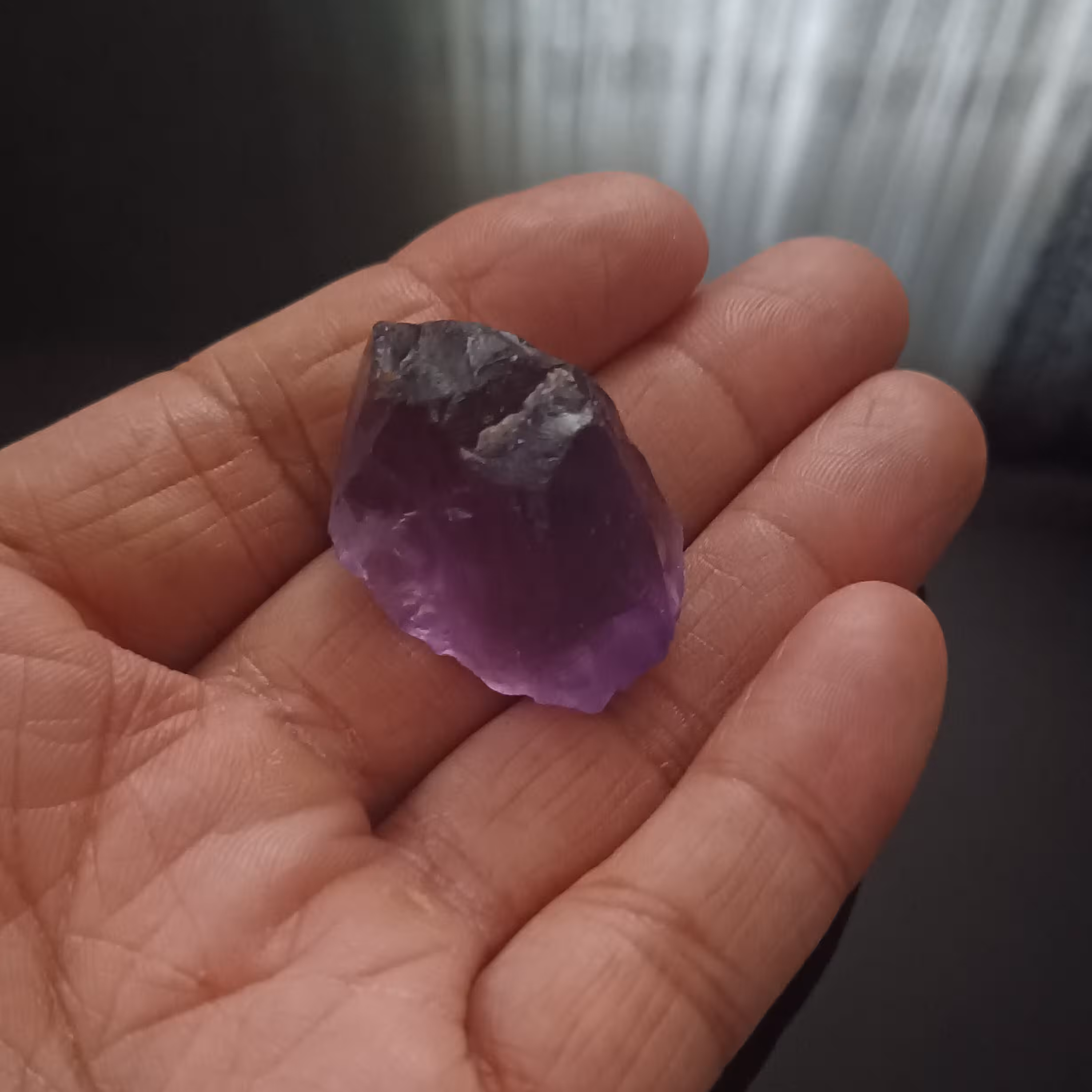 سنگ راف آماتیس اصل و معدنی بسیار زیبا و خوشرنگ وارداتی برزیل مناسب برای ساخت آویز سنگ ماه تولد و تراش برای نگین انگشتر 