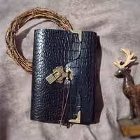 دفتر چرمی قفلدار ، چرم گاوی روکو مشکی، 19/5 در 14, صد برگ کاغذ نخودی رنگ ،قفلدار