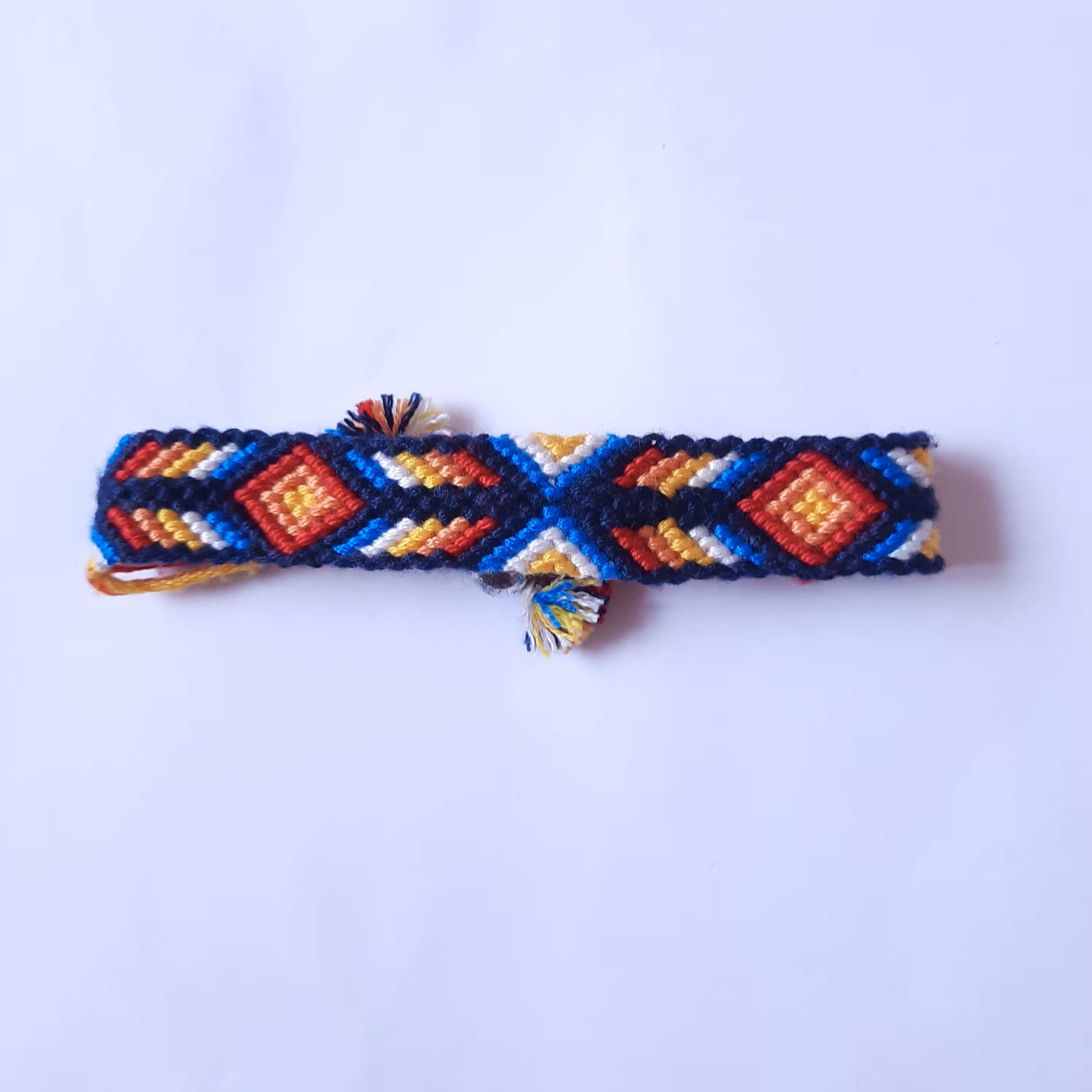 دستبند دوستی نخی  طرح لوزی با گره کشویی مناسب هدیه دادن و هر سن و جنسیتی