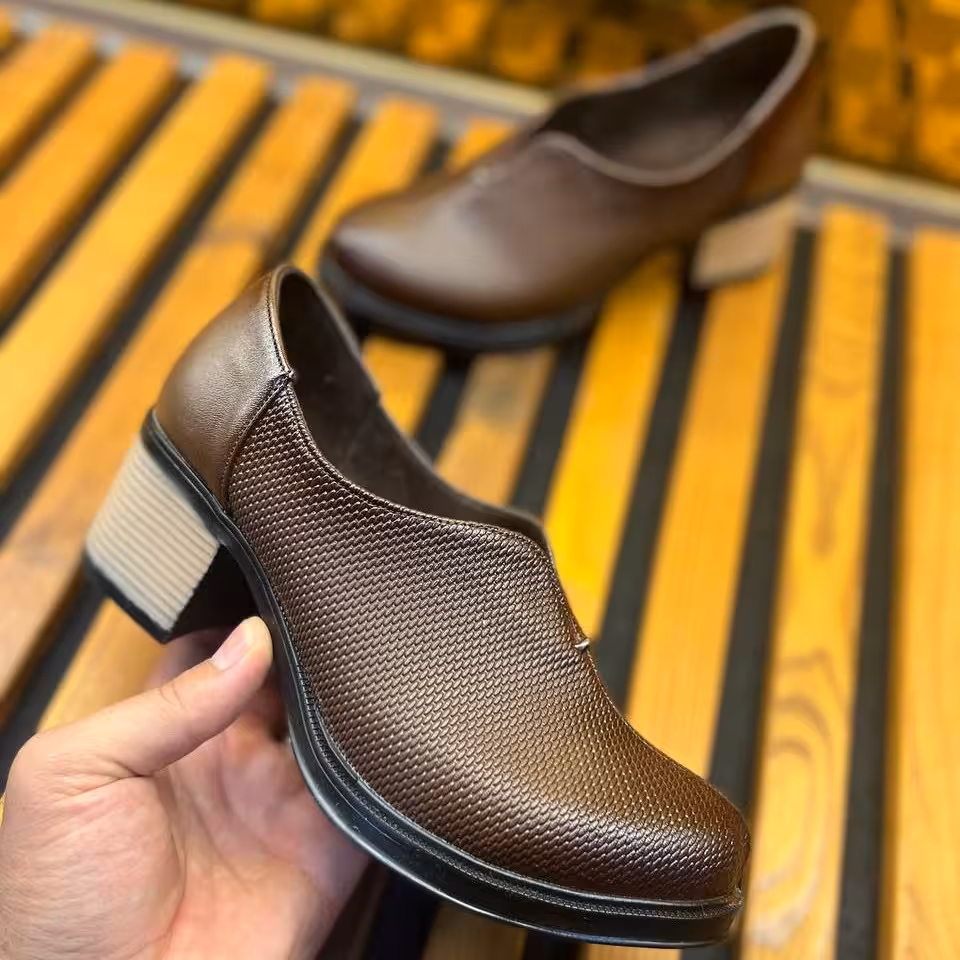 مجلسی 
کد 562 
قالب استاندارد
پاشنه 4 سانت 
کیفیت عالی 
Size 37 ta 40