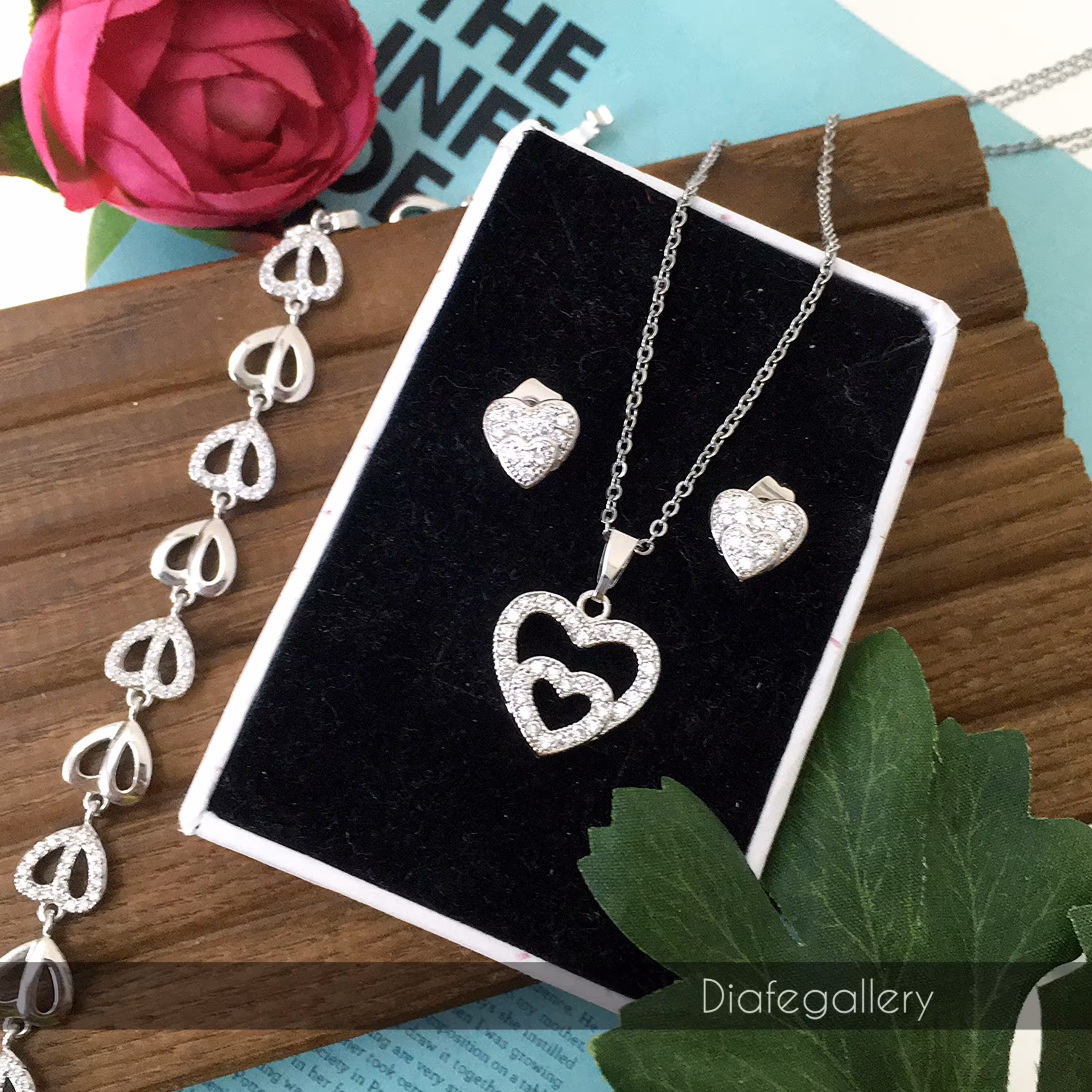 نیم ست سرویس قلب طرح طلا  رنگ نقره ای جنس استیل رنگ ثابت  2