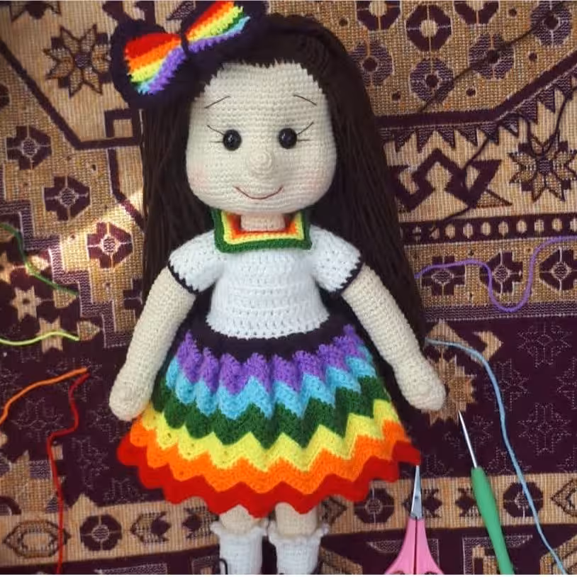 عروسک دختر رنگین کمان (دستبافت)