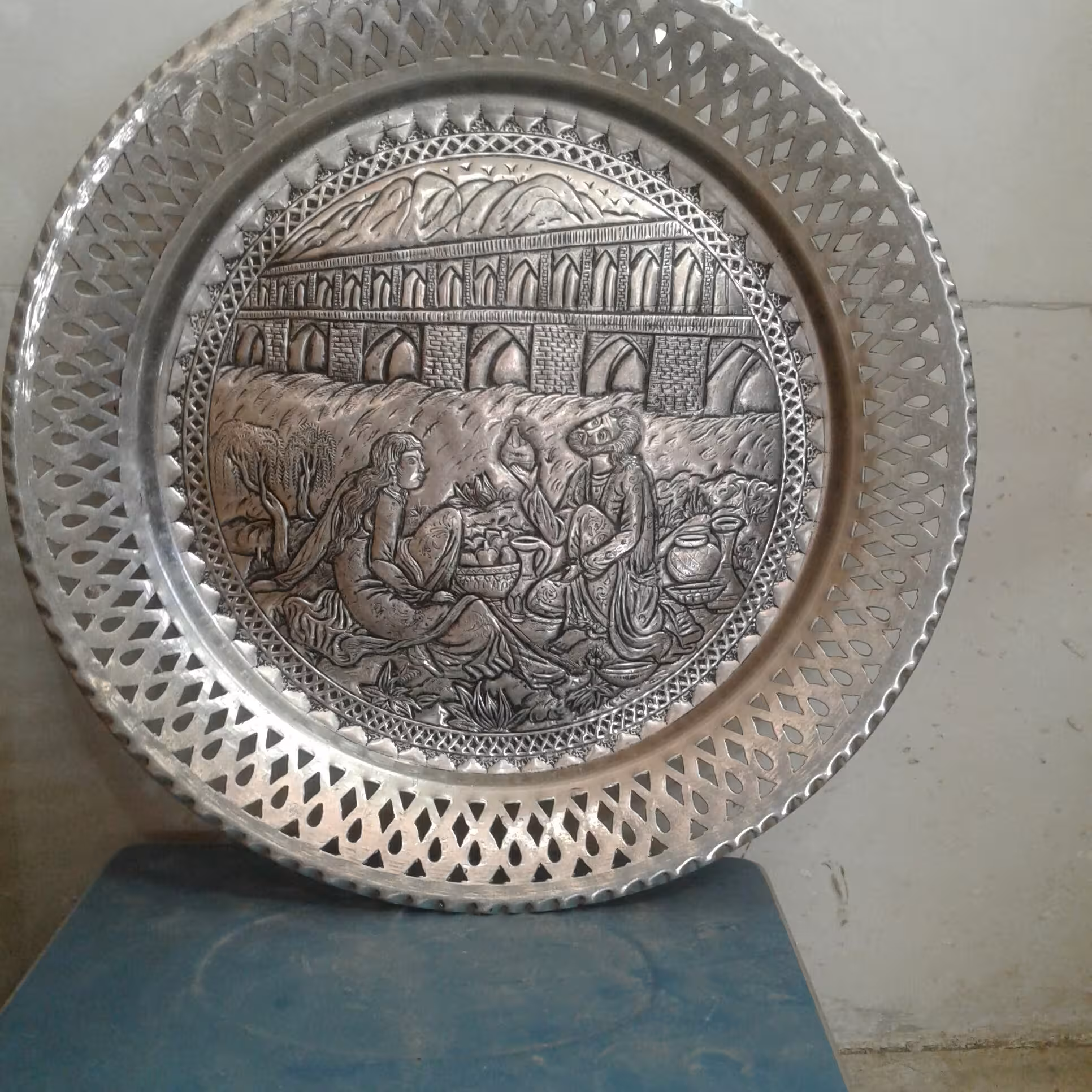 سینی مسی با ابکاری قلع باقلم چهره سیاه قلم