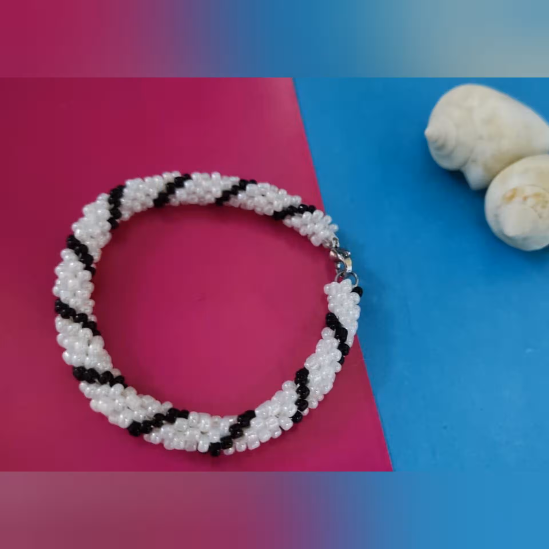 دستبند بافت مرواریدی سفید مشکی مدل ماری 