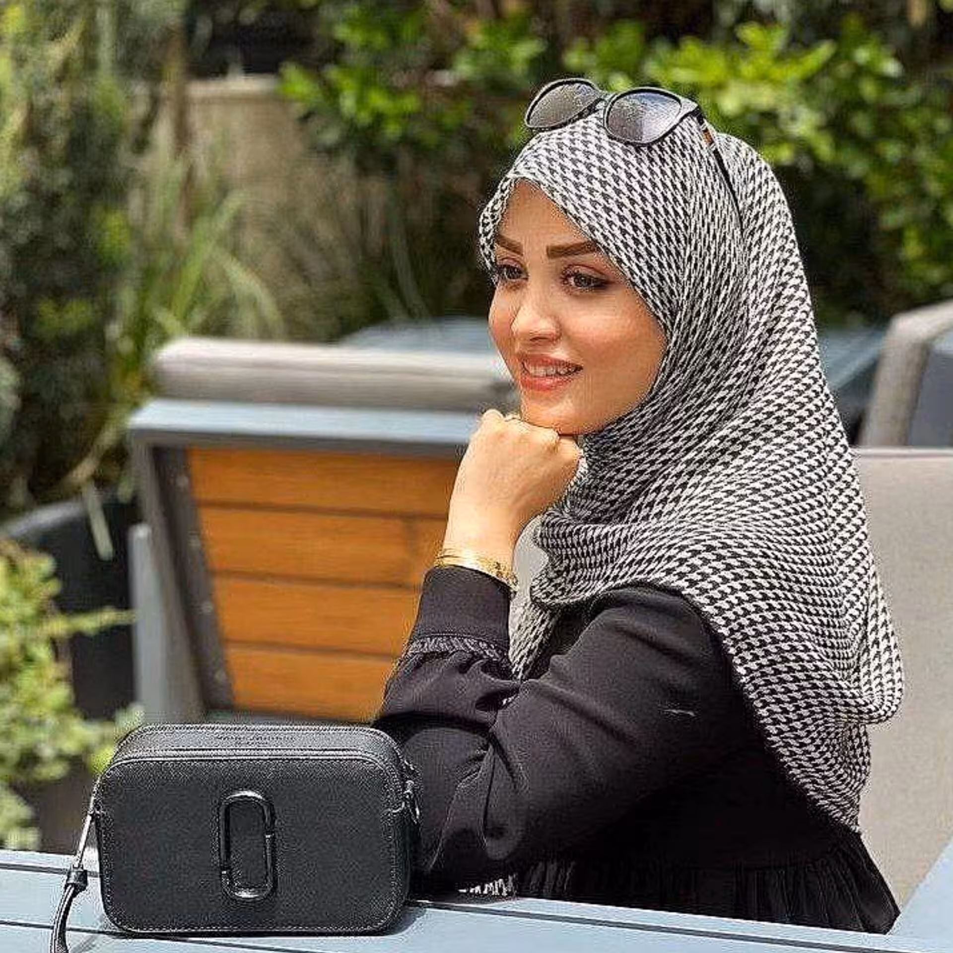 روسری نخی تابستونه شیک و خاص کیفیت درجه یک تضمینی ایستایی روی سر خیلیی راحته قواره 140 نرم ولطیف 