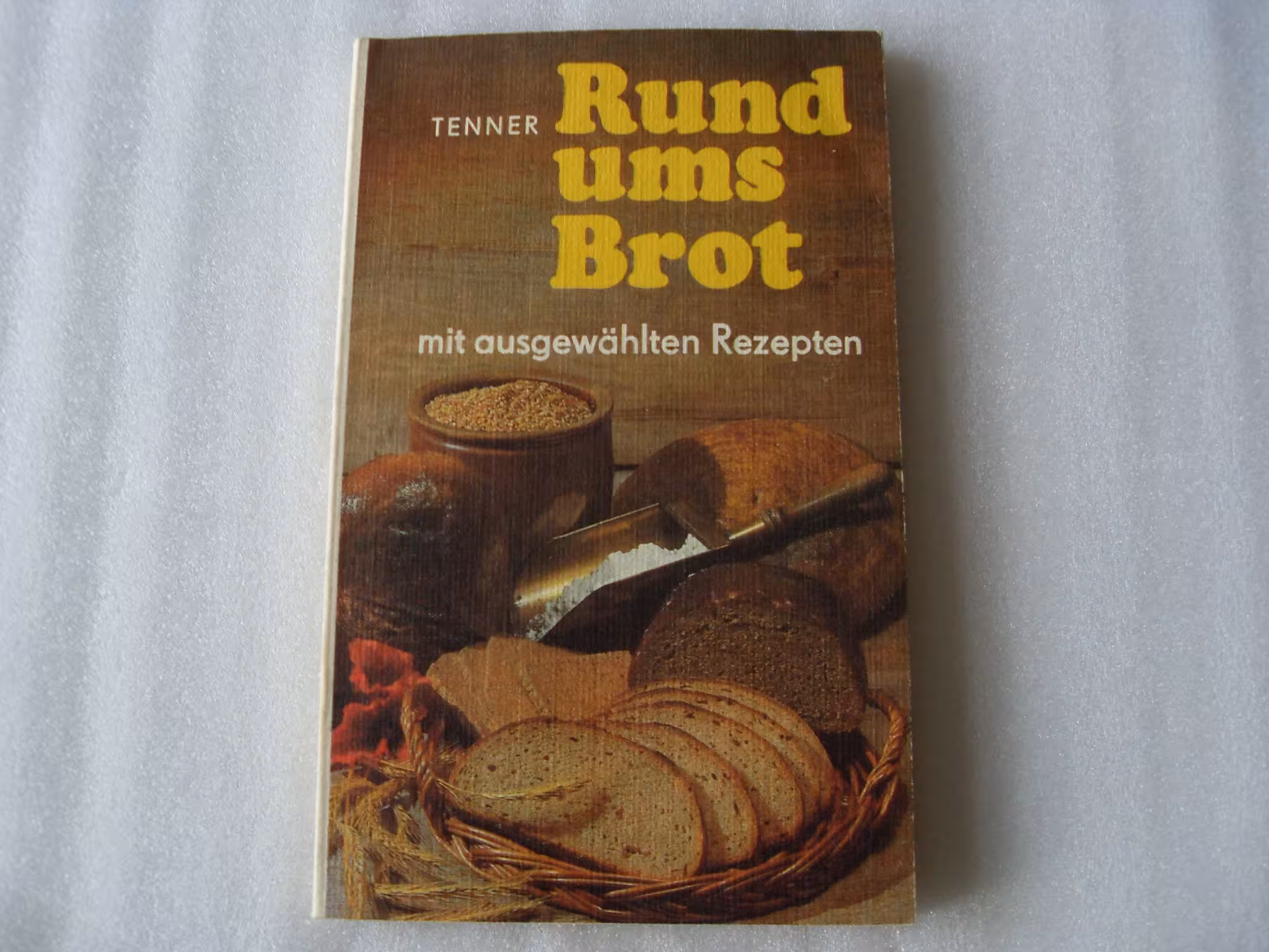 خرید و دانلود نسخه کامل کتاب Wörterbuch linguistische Grundbegriffe.