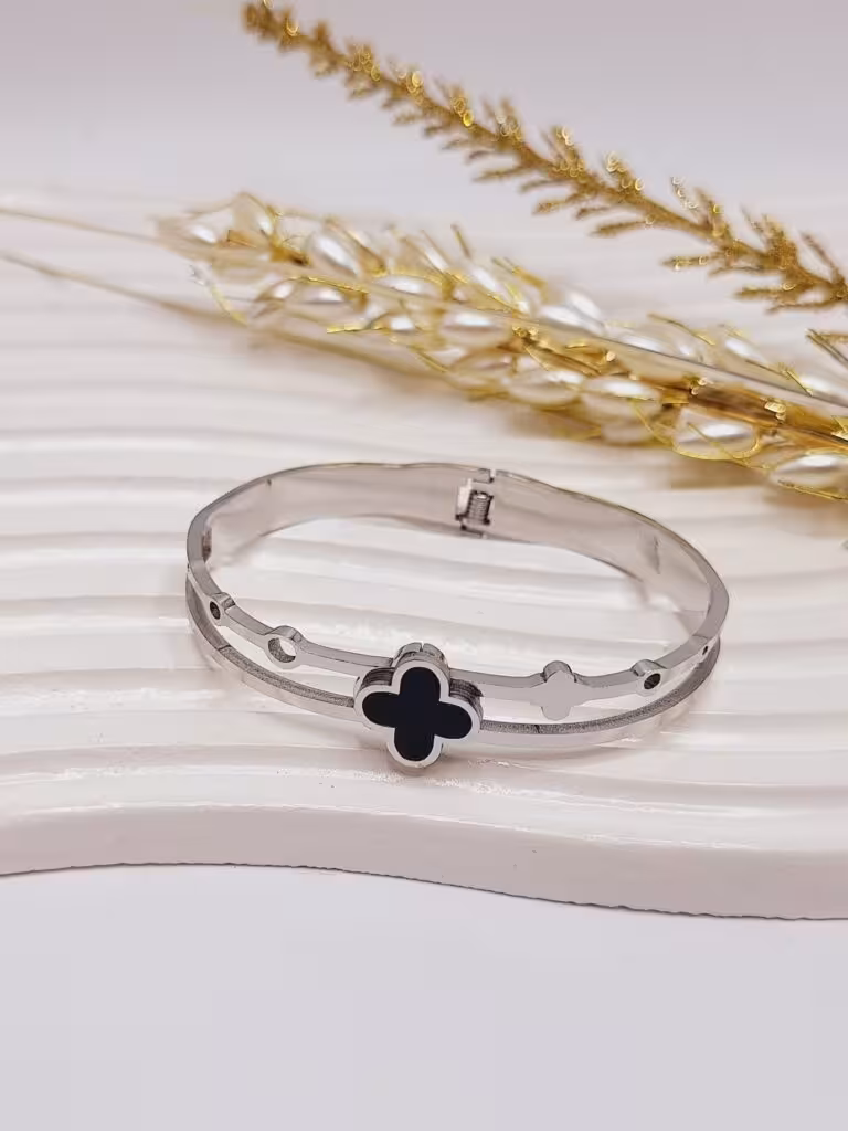 دستبند نقره ای طرح تک ونکلیف مشکی