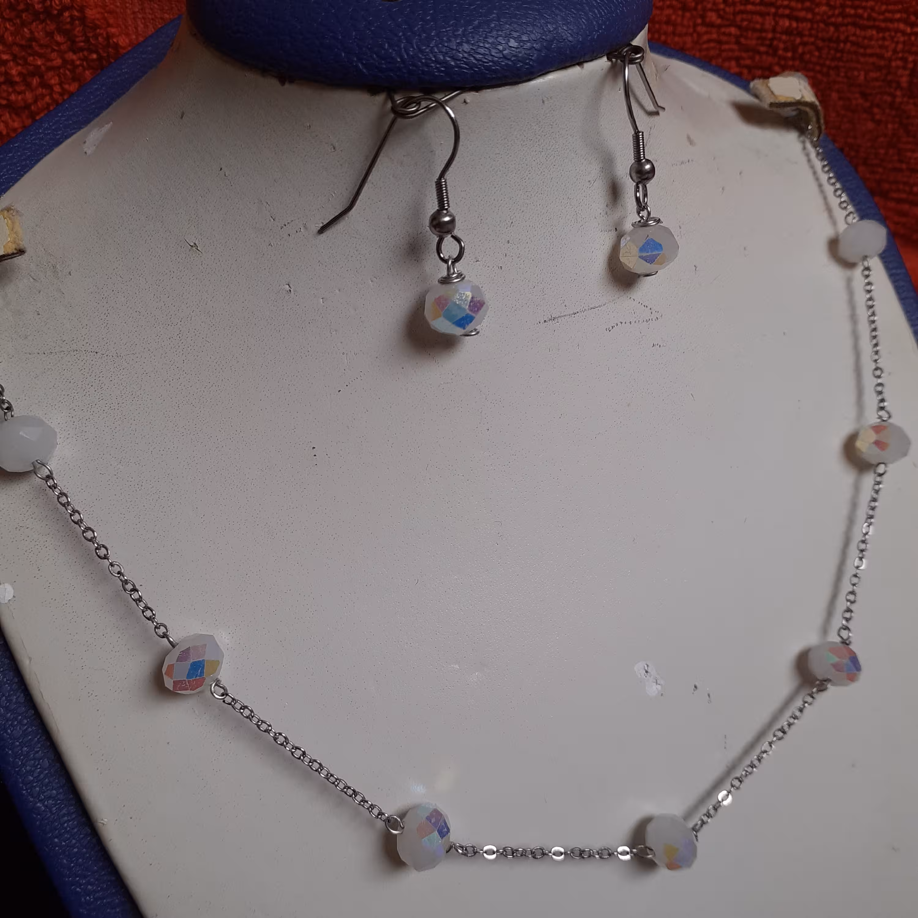 کریستال سفید با زنجیر نقره ای استیل رنگ ثابت بسیار زیبا و خاص