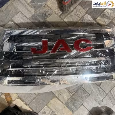 جلو پنجره کی ام سی تی 8 با آرم جک