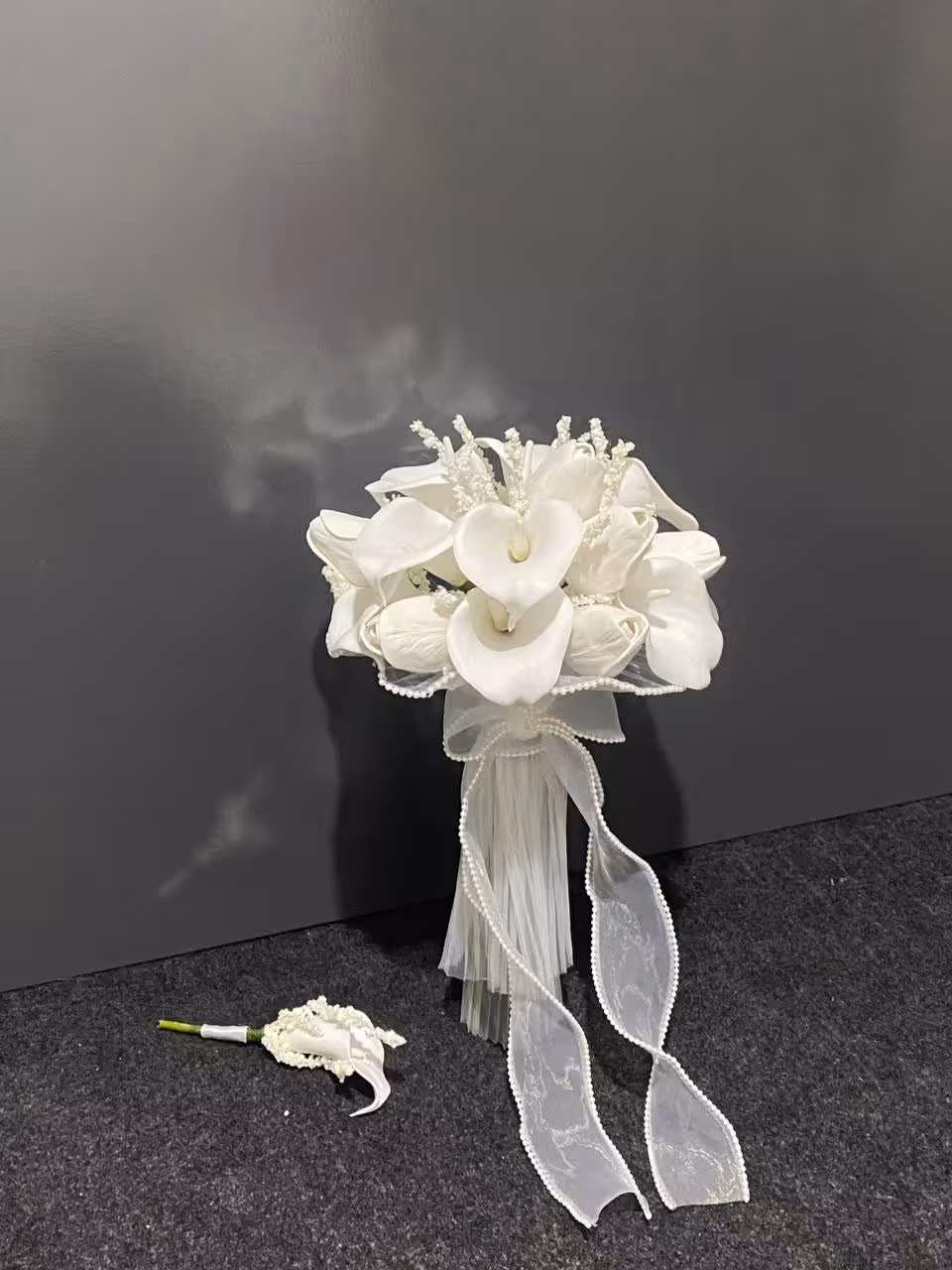 دسته گل ترکیبی لاله و‌ شیپوری (دیزاین شاخه پفکی)  گل کت داماد