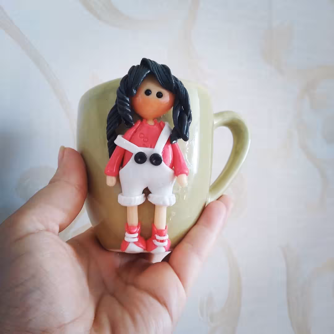 ماگ خمیری طرح دخترشلوارپیشبندی