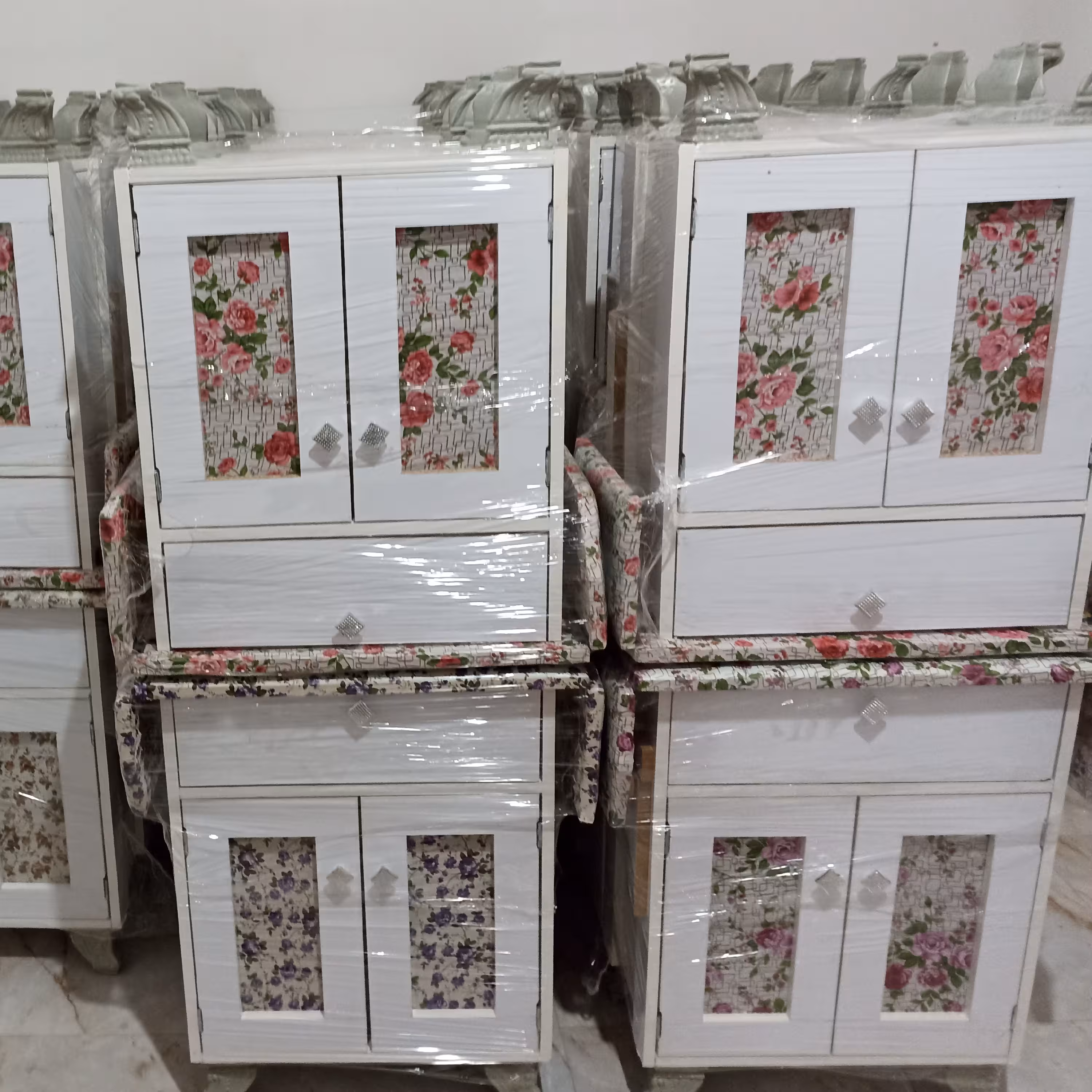 میز اتو ساده -در رنگ های سفید-سه کاره-هم به عنوان میز اتو و هم به عنوان جای چرخ خیاطی و جای اتو میشه استفادش کرد