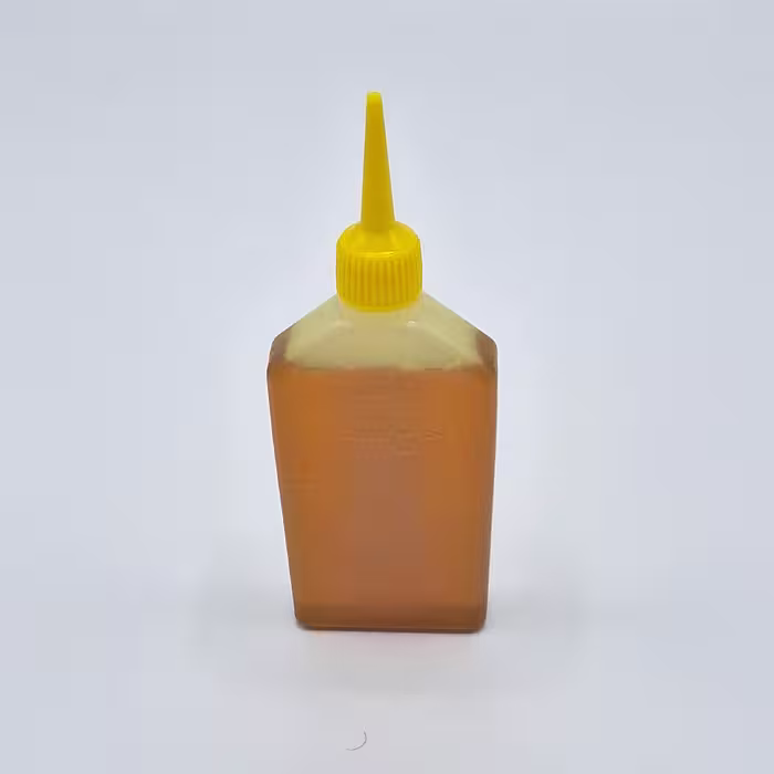 روغن مخصوص چرخ خیاطی صنعتی، پایه نفتی، رنگ زرد، حجم 1 لیتری، برند اطلس
