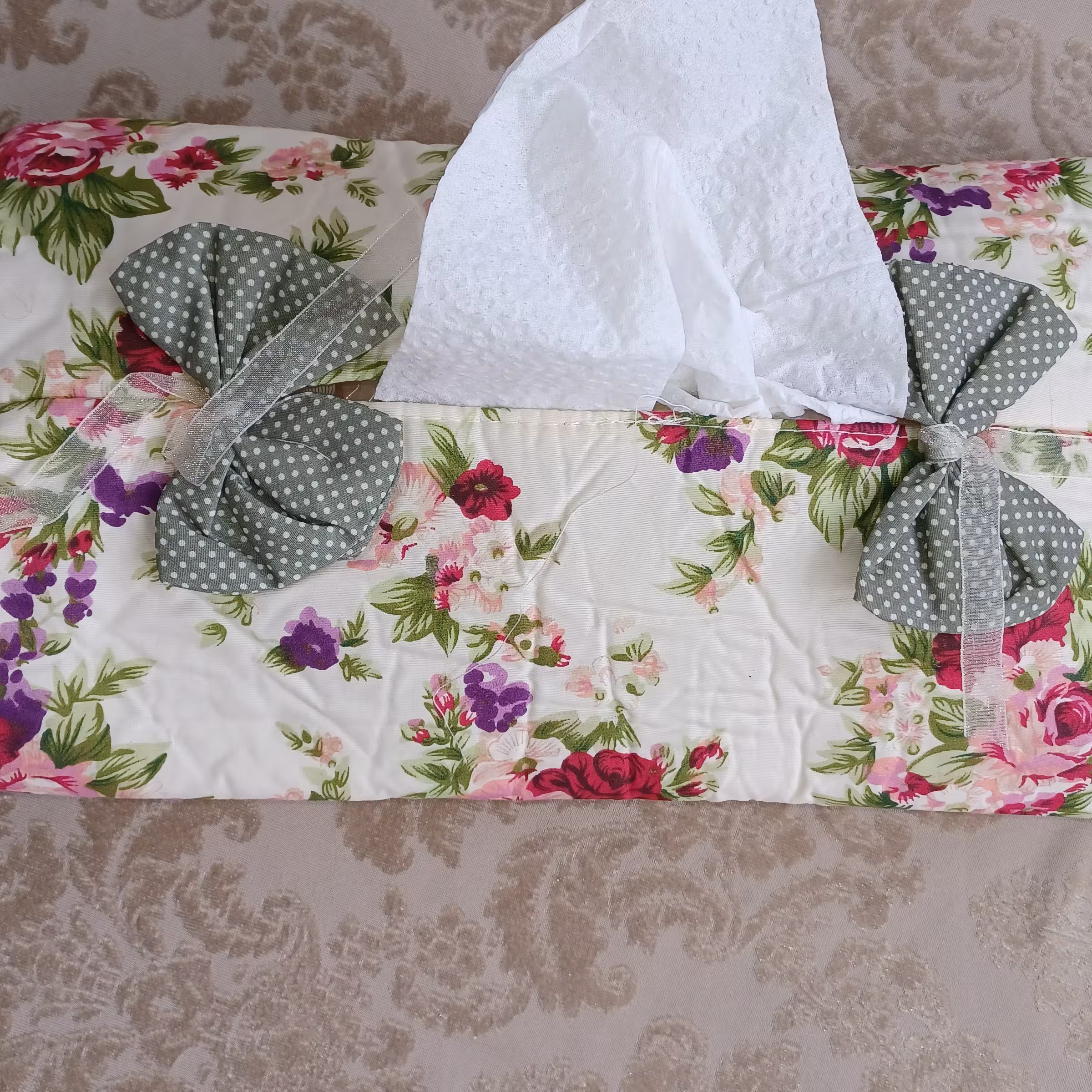 جای دستمال کاغذی پارچه‌ای گلدار پاپیون دار