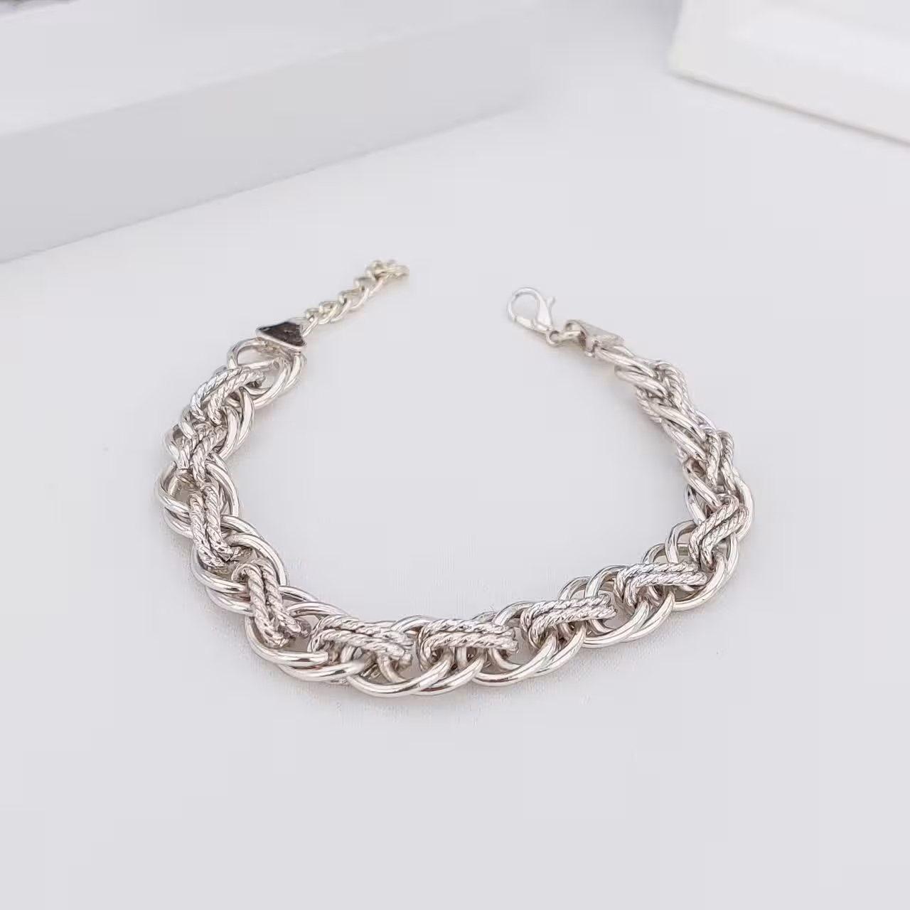 دستبند زنجیری کد11880بافت طرح طلا.آبکاری طلا.رنگ ثابت.ضدحساسیت