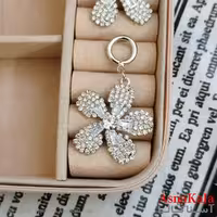 گوشواره گل جواهری مدل آویز نگیندار رنگ نقره ای کد GSH152086W