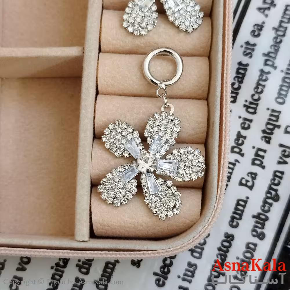 گوشواره گل جواهری مدل آویز نگیندار رنگ نقره ای کد GSH152086W