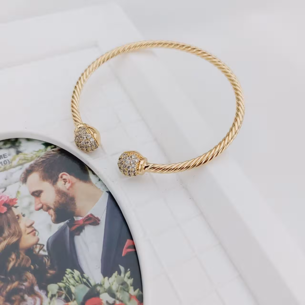 دستبند کد10777 طرح طلا.برند محبوب ysx.نگین اتمی.آبکاری طلا.ضدحساسیت.رنگ ثابت