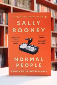 Normal People اثر Sally Rooney
